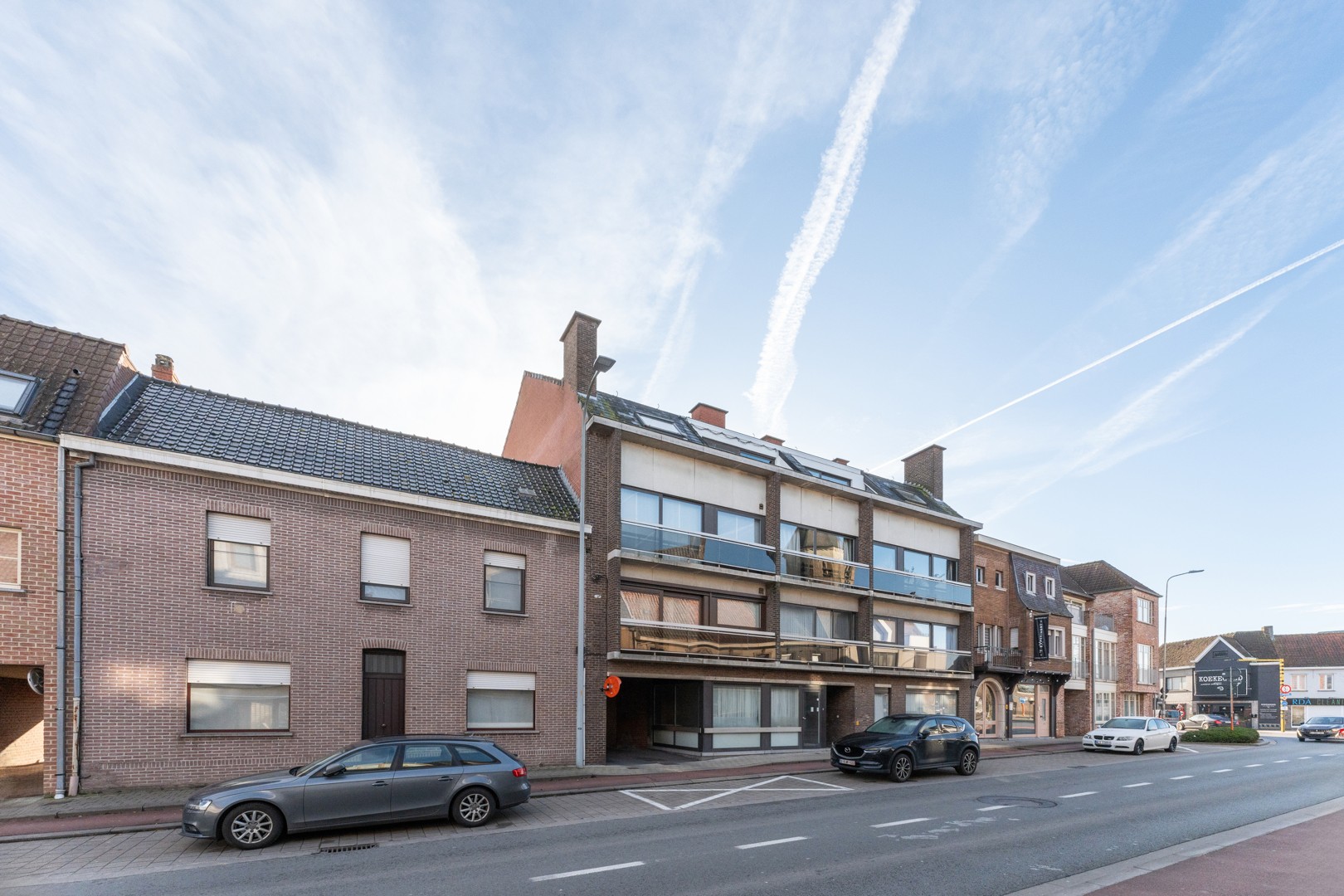 Centraal gelegen handelspand/appartement met garage te Sint-Eloois-Vijve! foto 18