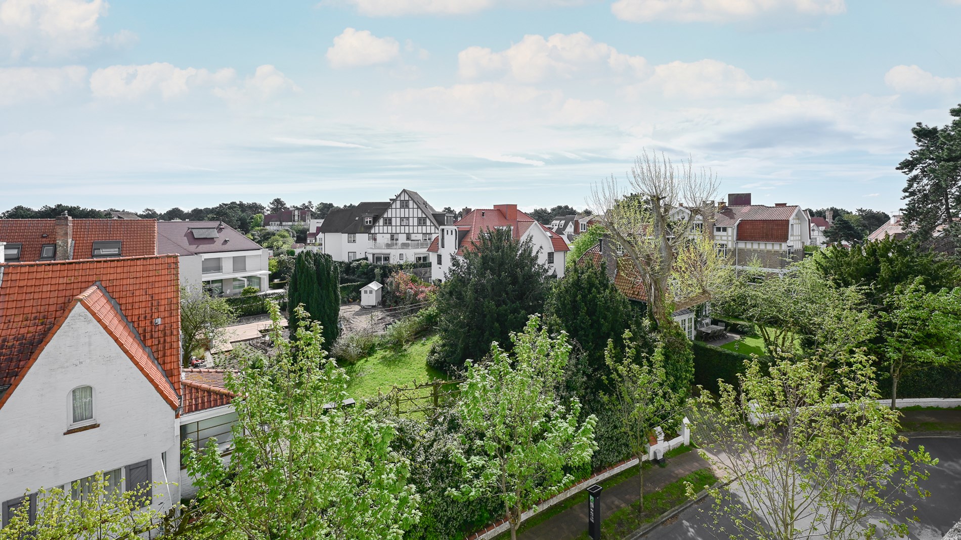 Verzorgd appartement met aangenaame gevelbreedte genietend van een prachtig open zicht op de villa's, gelegen in het centrum van Knokke. foto 1
