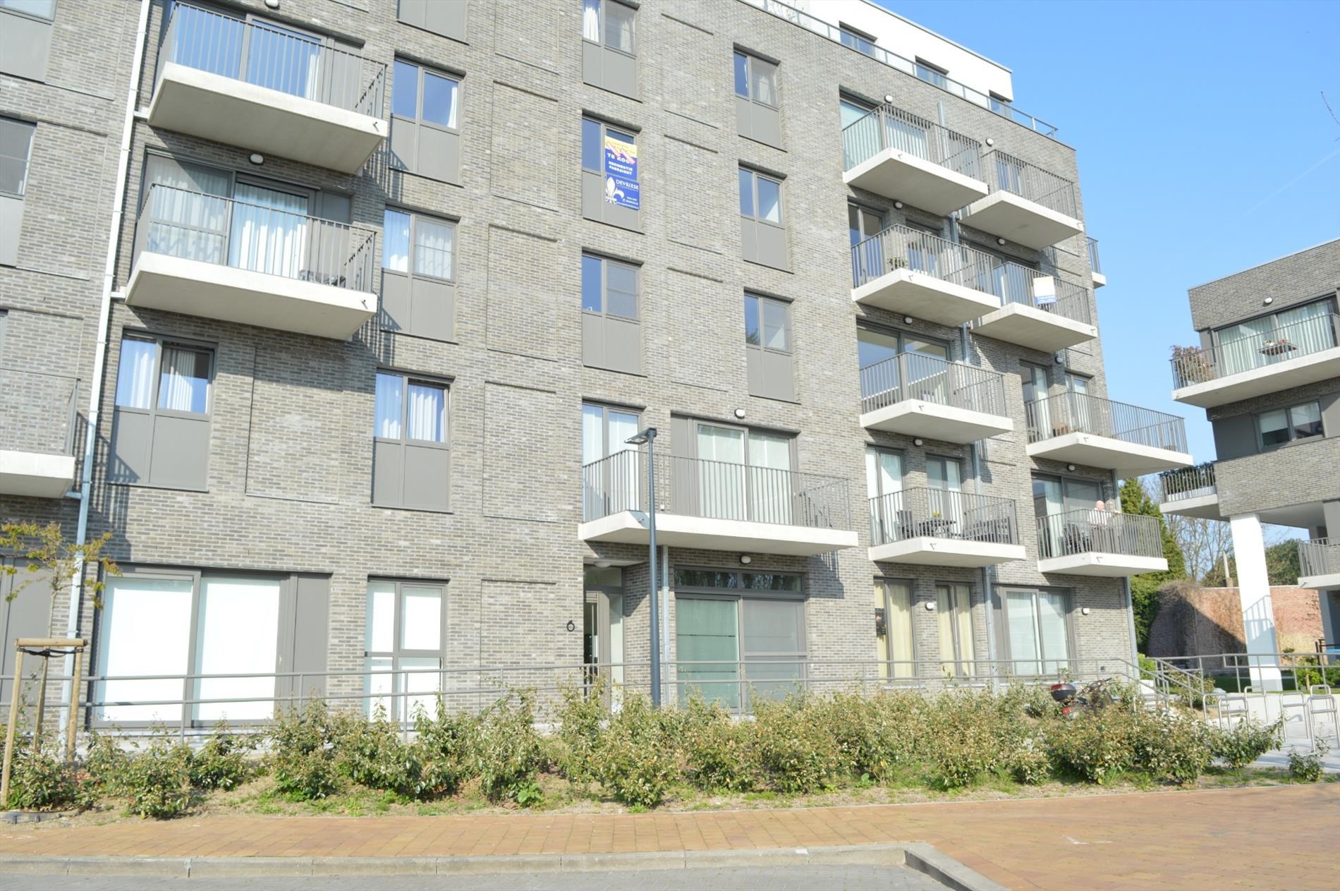 Gelijkvloers appartement met 2 slaapkamers en ruim terras in centrum Gullegem foto 1