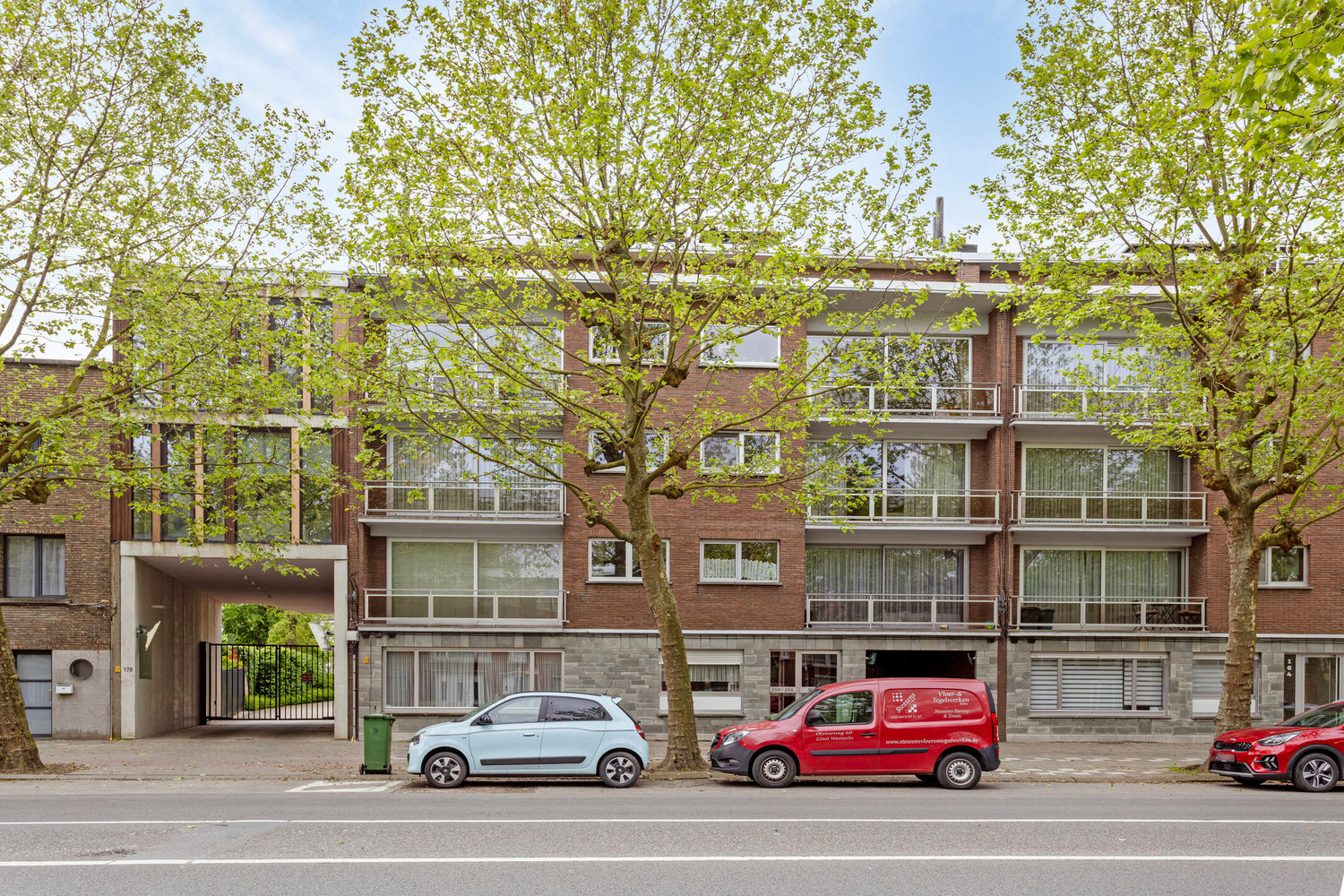 Instapklaar trendy appartement op wandelafstand van het Boekenberg Park met 3 slks, ruim terras en garagebox! foto 3