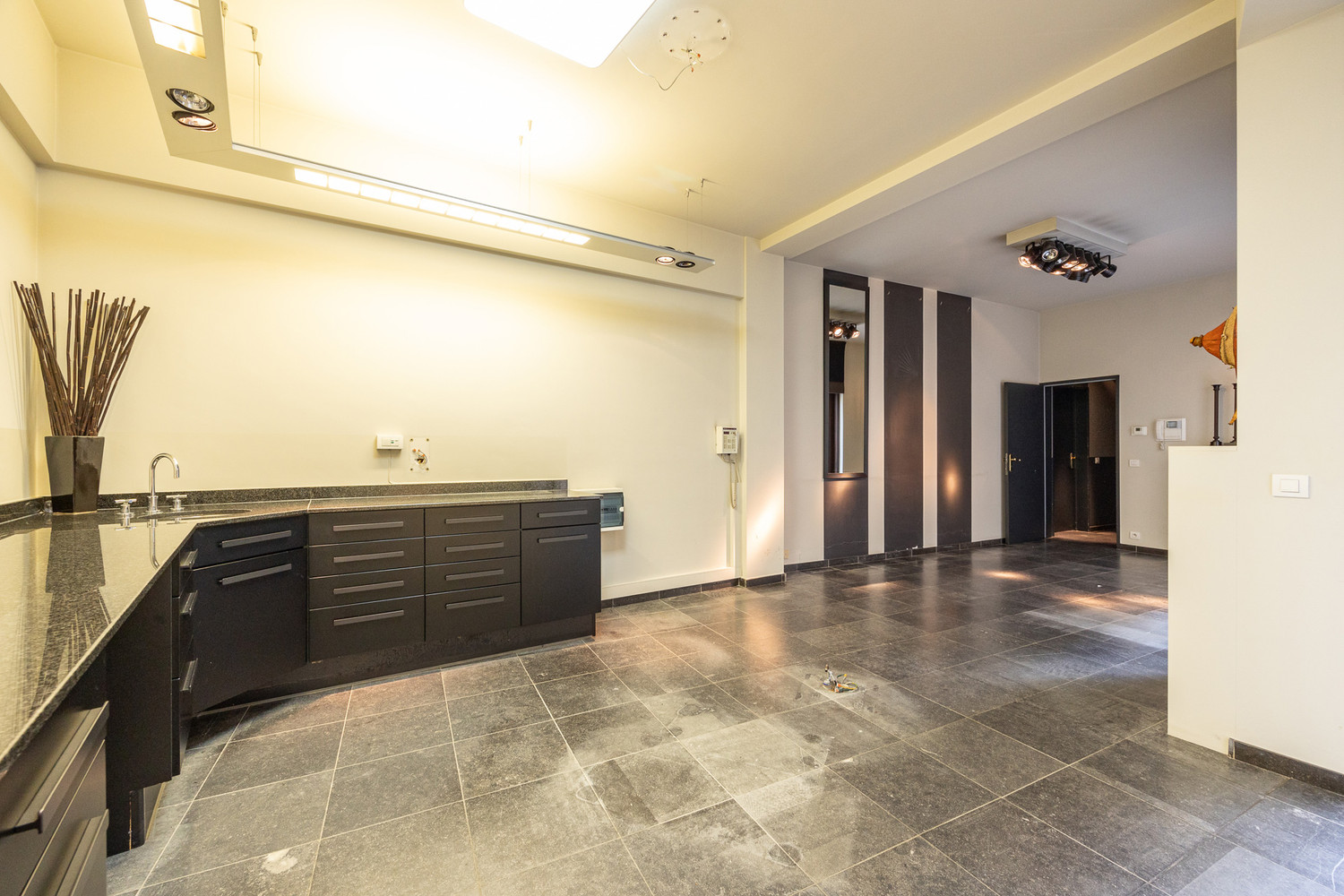 Gelijkvloers appartement  101m² met buitenruimte 20m² en ruime kelder op toplocatie aan het Mechelseplein in hartje Antwerpen foto 11