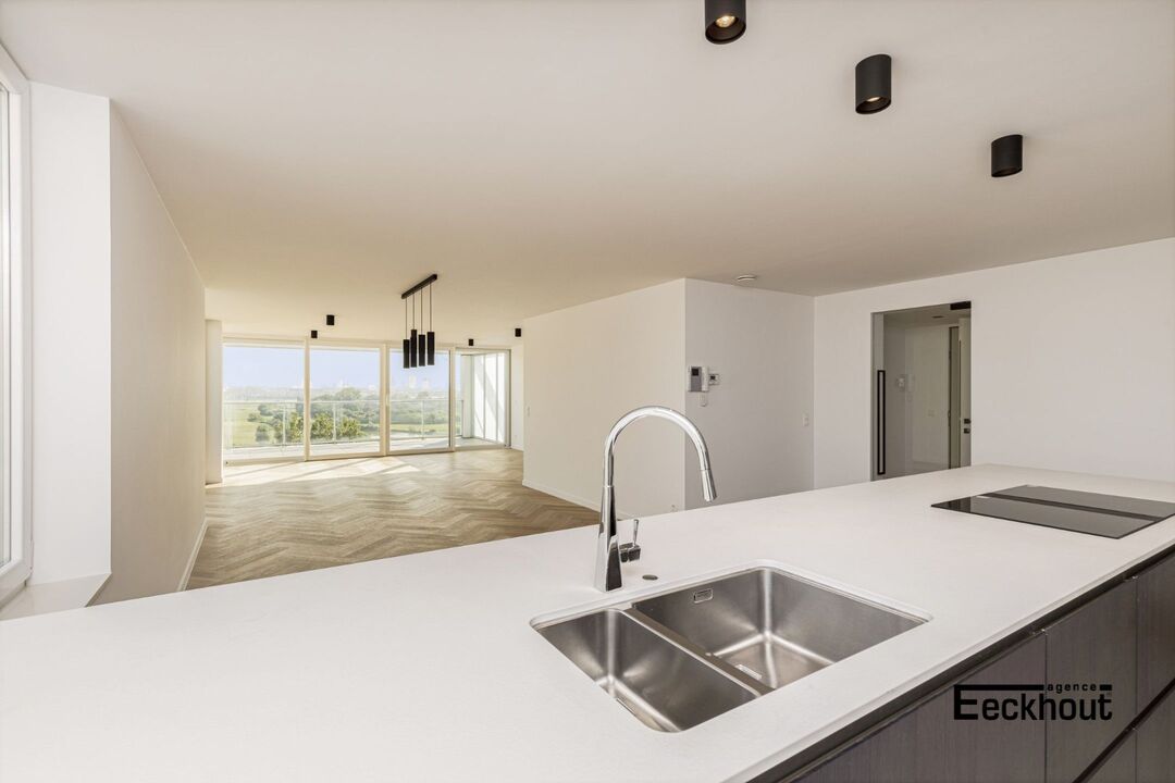 Luxueus vernieuwd appartement met zonnig terras en zicht op golfterrein en zee ! foto 10
