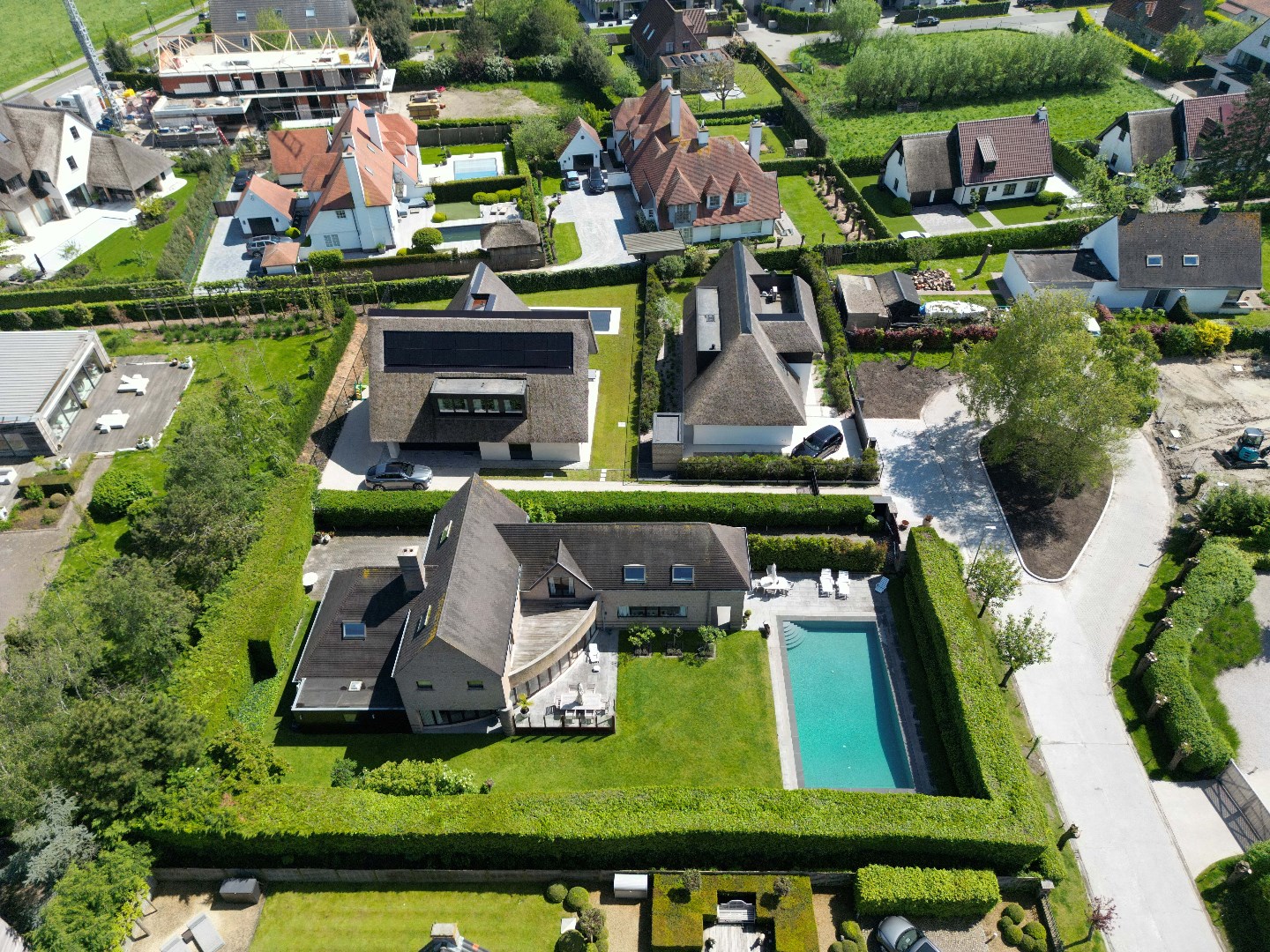 Ruime alleenstaande villa met zwembad, rustig gelegen op een terrein van 1.180m².  foto 24