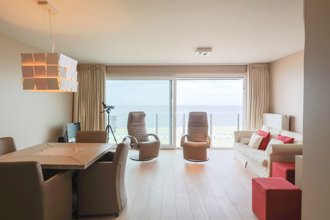 Prachtig appartement met frontaal zeezicht op de zeedijk Oostduinkerke foto 2