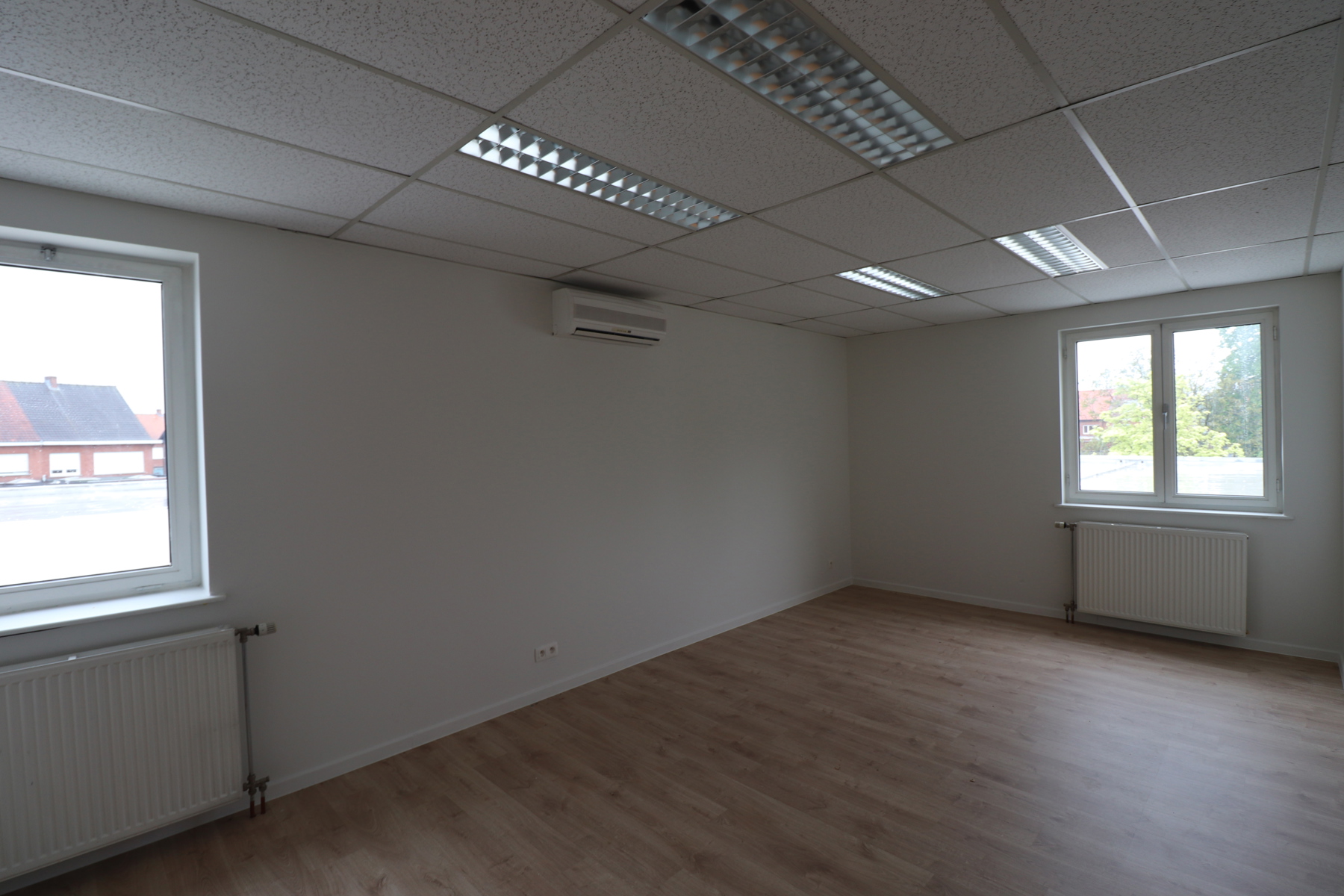 Ruime kantoorruimte van ca. 150m² op de 1ste verdieping met voldoende parking -  Gelegen aan de Ring van Herentals. foto 4