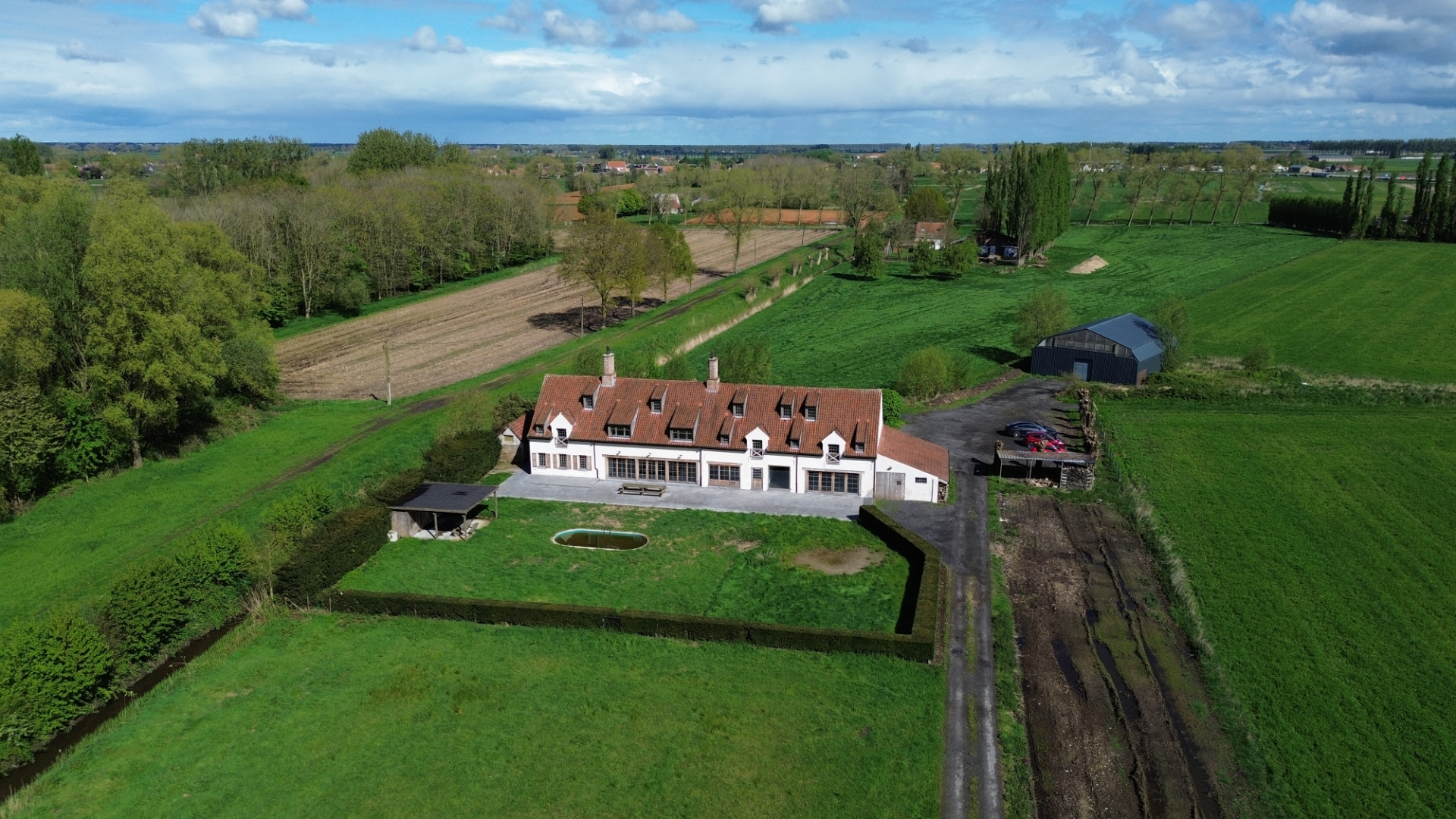 Ruime villa met prachtige tuin gelegen aan de Damse vaart op 10min van Knokke. foto 1