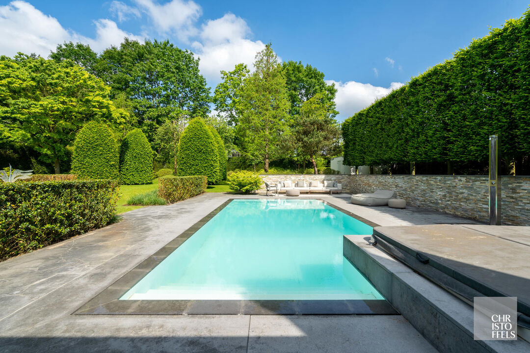 Superieure B-plus villa met overloopzwembad in een adembenemende tuin. foto 8