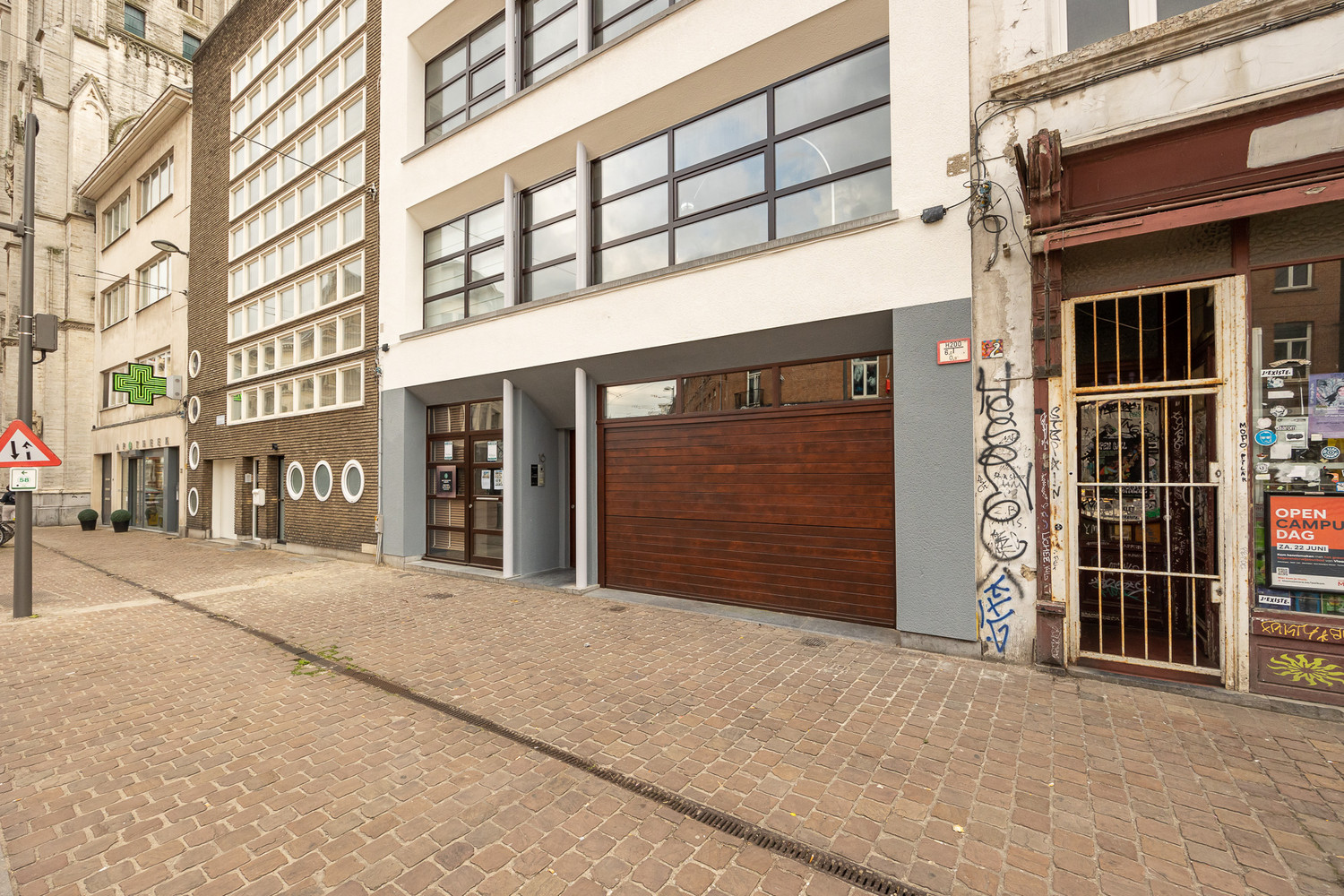 Gelijkvloers appartement  101m² met buitenruimte 20m² en ruime kelder op toplocatie aan het Mechelseplein in hartje Antwerpen foto 3