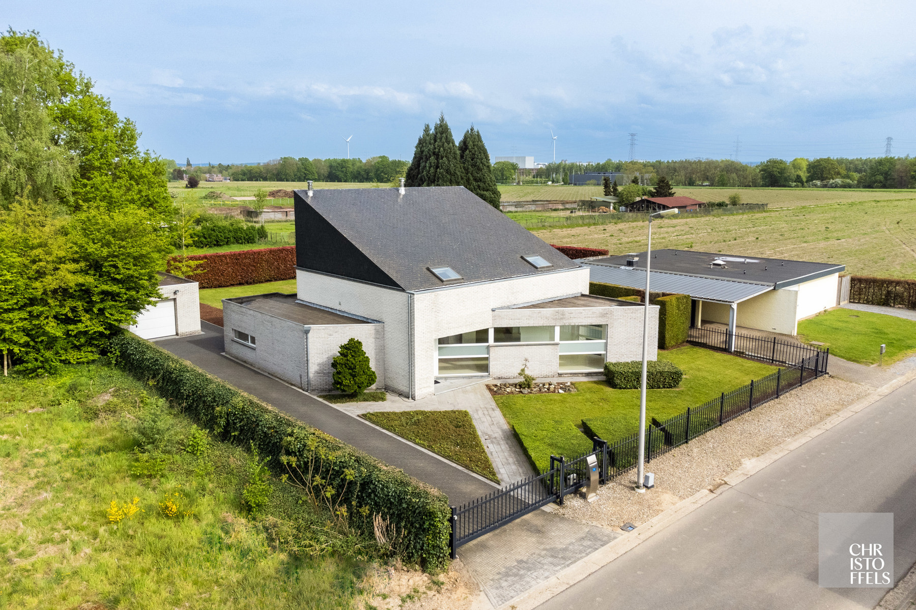 Moderne villa, rustig gelegen op perceel van 1300m² in Lanaken! foto 1