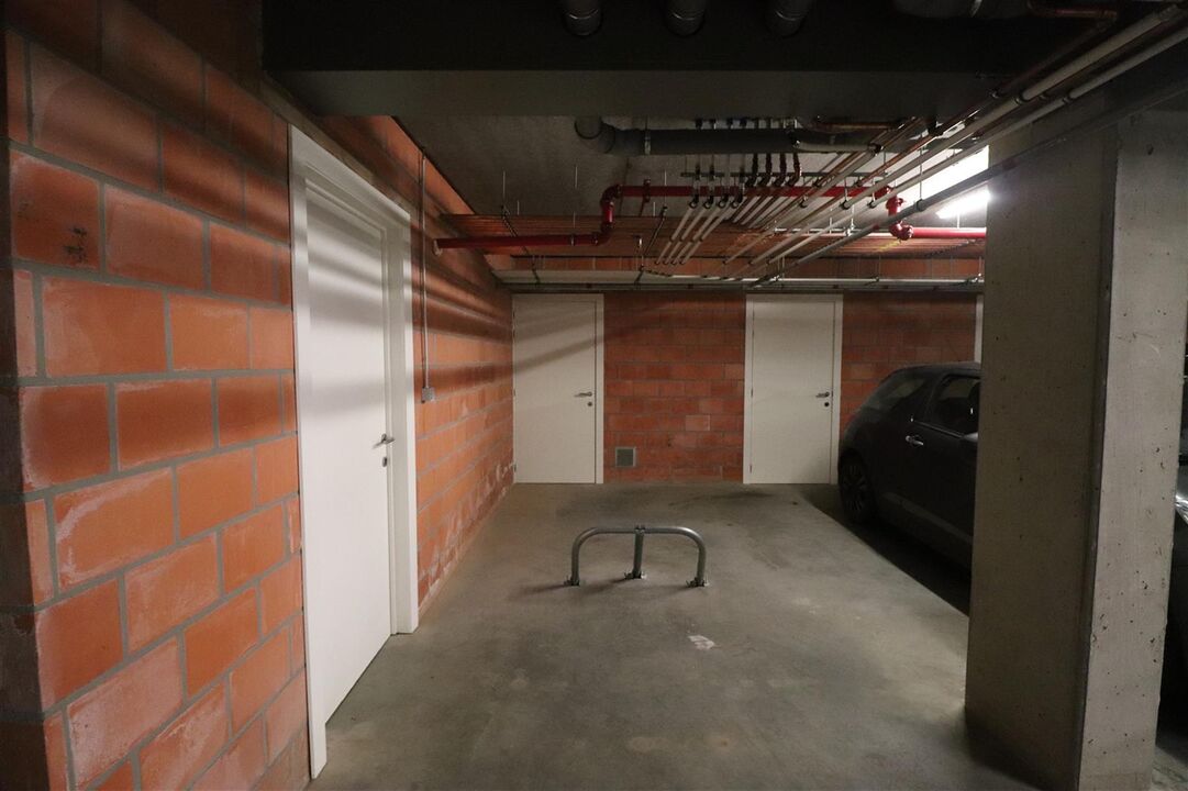 Een ondergrondse autostaanplaats met kelderberging. foto 3