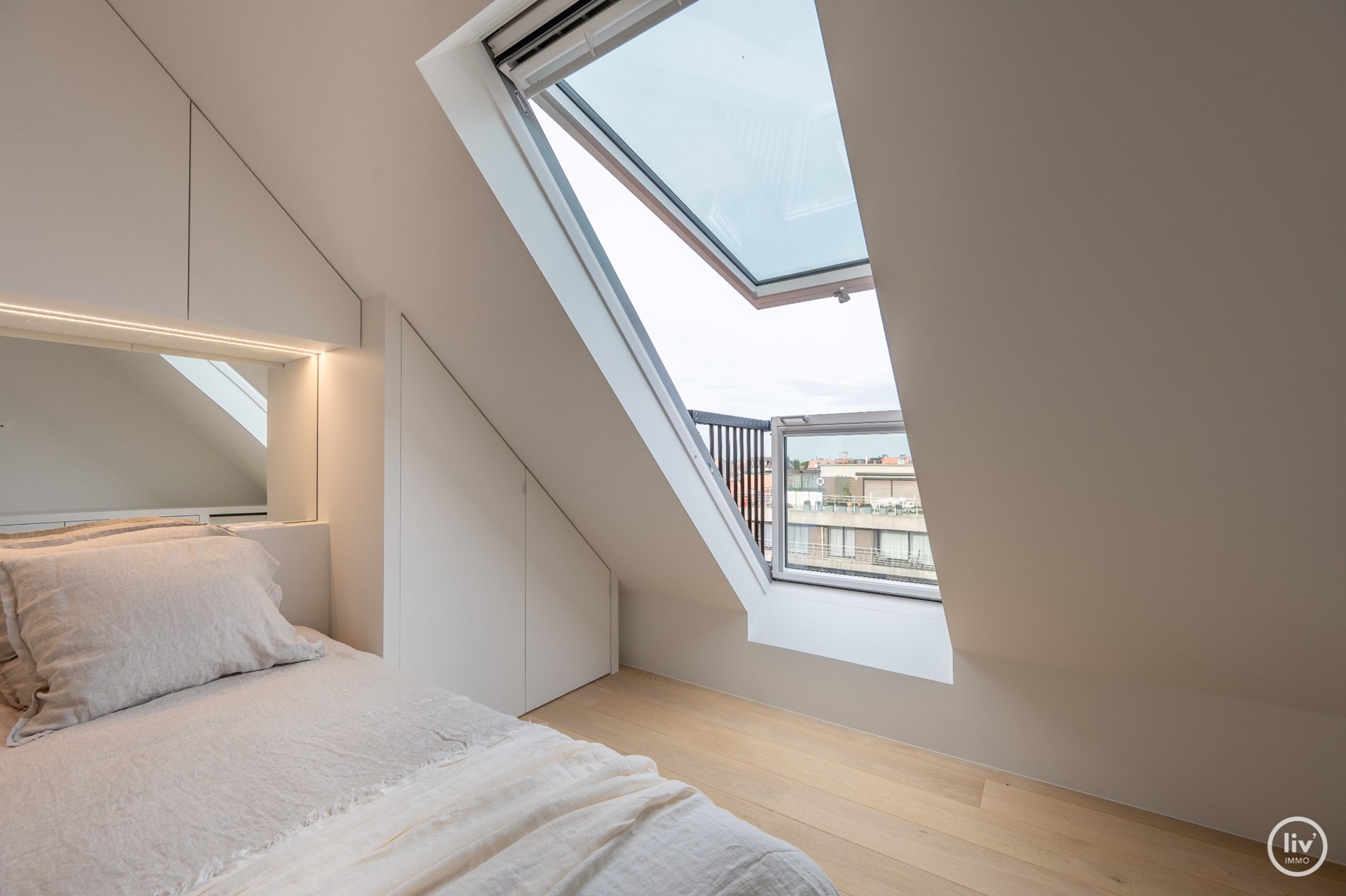 Prachtig gerenoveerd duplex appartement met ruim Westgericht terras gelegen op de Lippenslaan te Knokke. foto 15