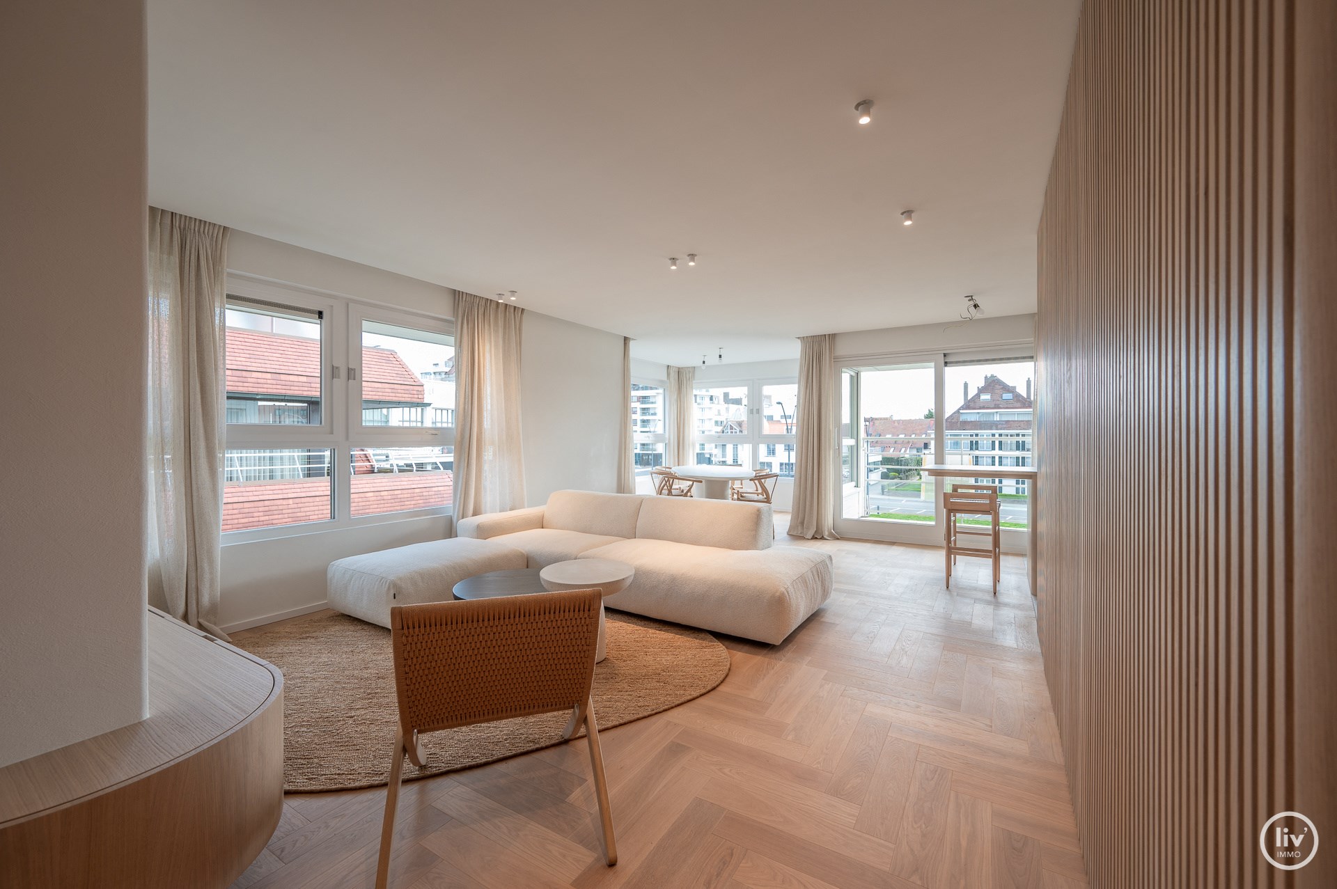 Gerenoveerd HOEKappartement in een luxueuze villaresidentie met open zicht op la reserve en het casino te Knokke. foto 1