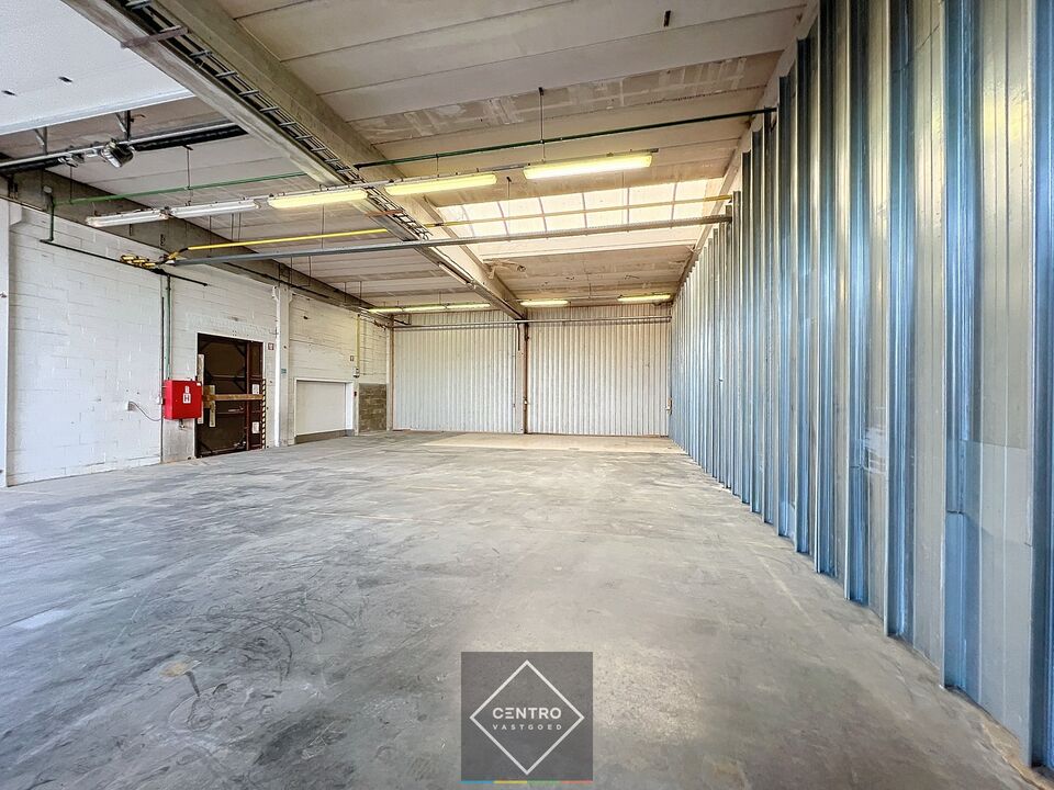Goed gelegen MAGAZIJN/WERKPLAATS  (ca. 220 m²) met parkeerplaats op bedrijfssite te Roeselare (Rumbeke). foto 5