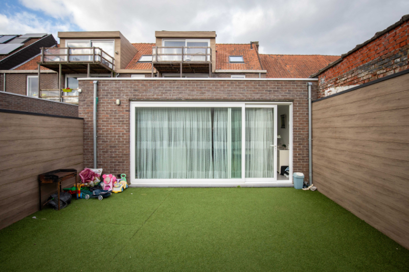 Roeselare-centrum: Recent ruim gelijkvloers appartement met 2 slaapkamers, tuin / patio en mogelijkheid aankoop van een garagebox. +/- 100m2 foto 11