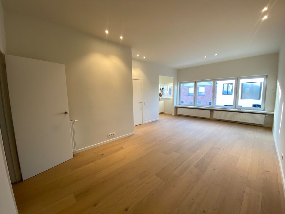 ONGEMEUBELD - Recent gerenoveerd appartement met twee slaapkamers gelegen te Oud Knokke.  foto 2