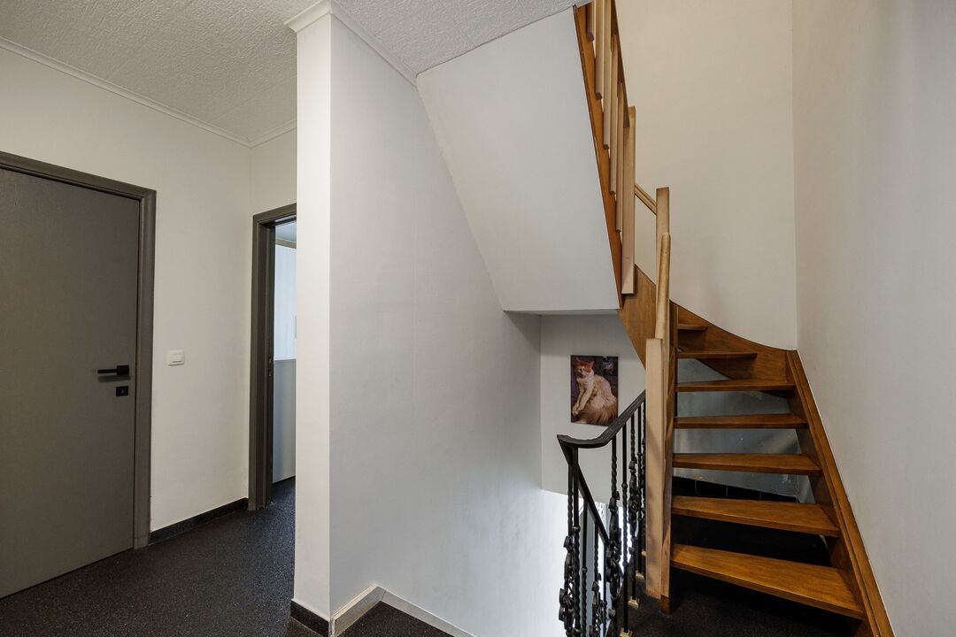 Uitstekend gelegen gezinswoning (type bel-étage) met polyvalente ruimte op het gelijkvloers foto 16