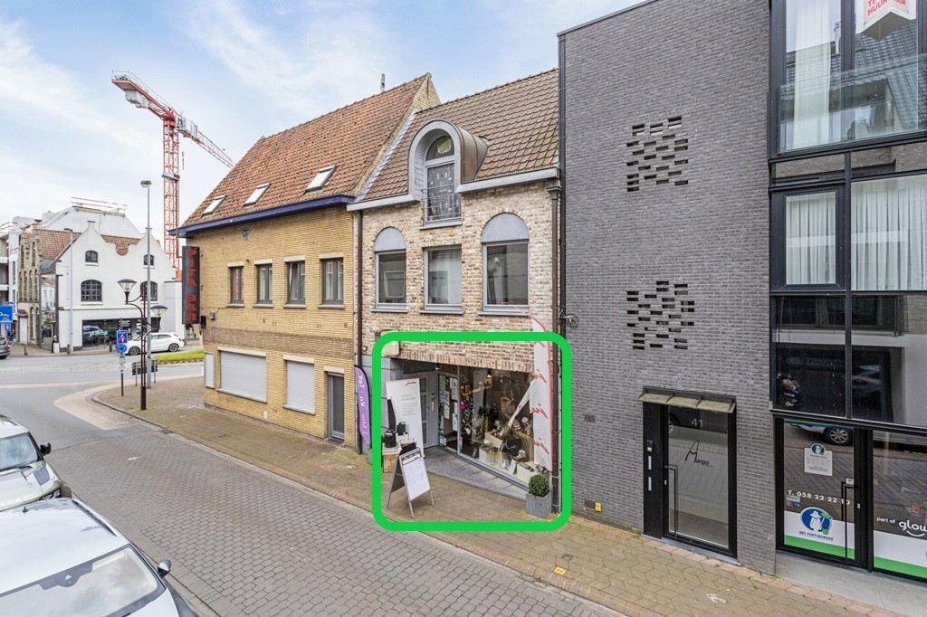 VEURNE: Commercieel gelegen investeringspand, handelsgelijkvloers van 90m² in dé winkelstraat in het historisch centrum van Veurne (verhuurd). foto 4
