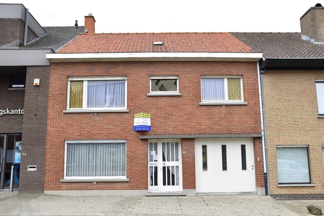 Te renoveren eigendom met 4 slaapkamers, garage en grote tuin te koop in Sint-Eloois-Winkel foto 1