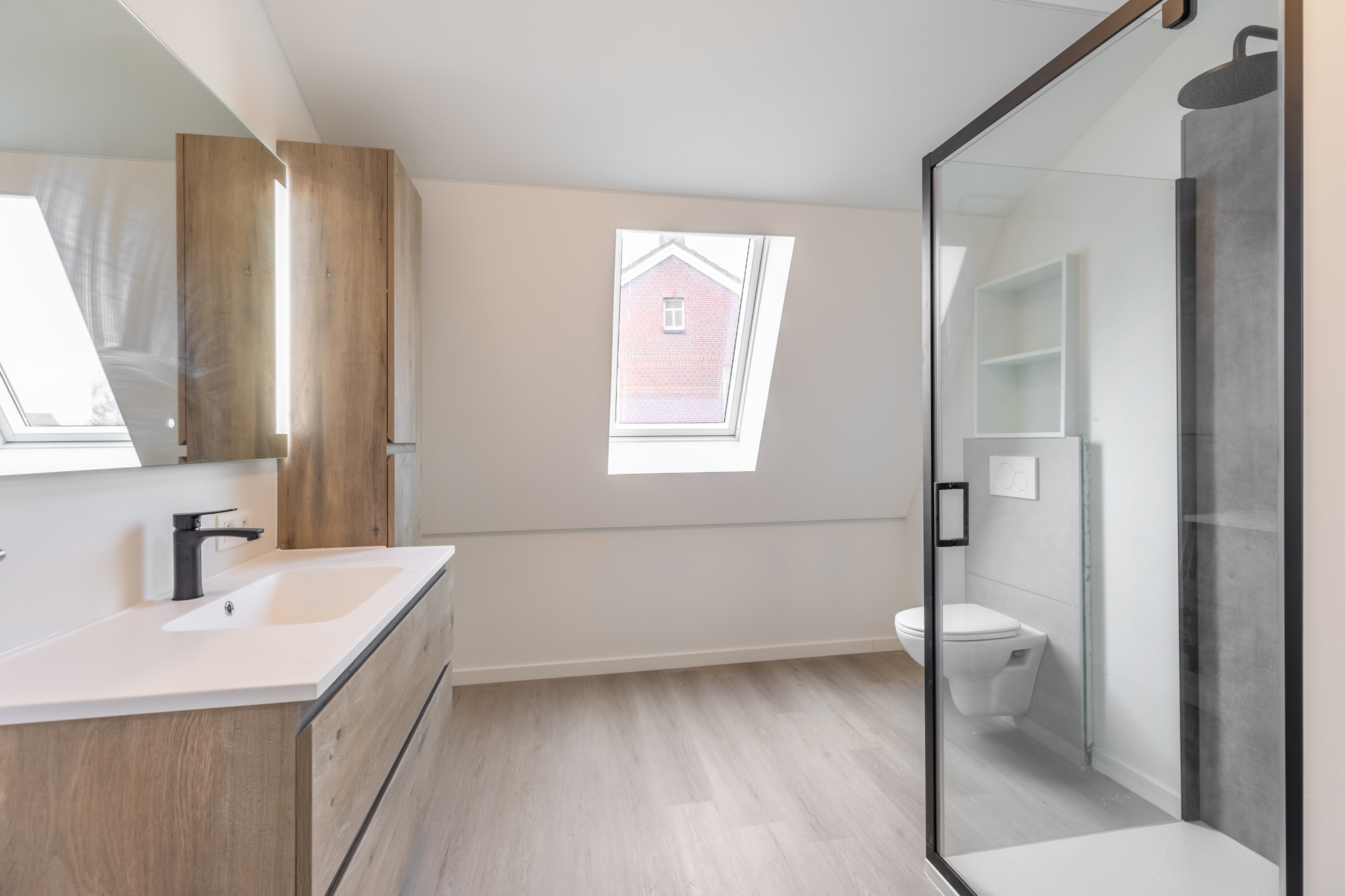 IDEALIS VASTGOED – Charmante en volledig gerenoveerde woning met een gezellige leefruimte, uitgeruste keuken, knappe slaapkamer én ruime badkamer! foto 15