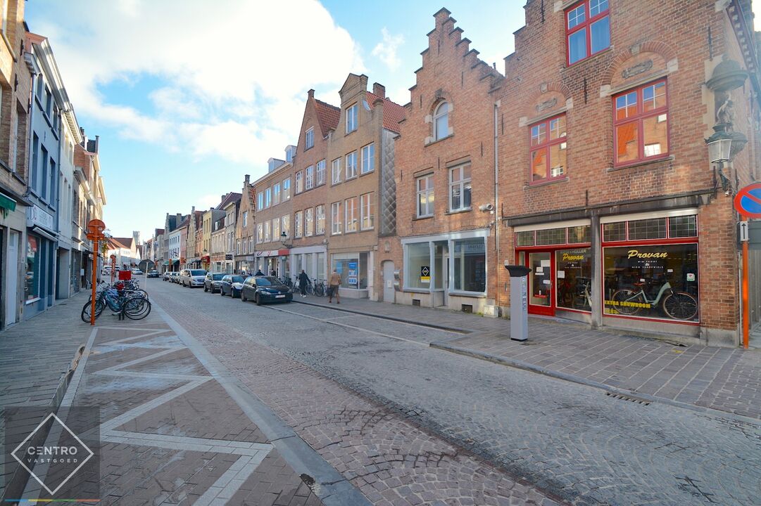 Karaktervolle KANTOOR- of PRAKTIJKRUIMTE (gelijkvloers) te huur nabij de Smedenpoort in het historisch centrum van Brugge. foto 1