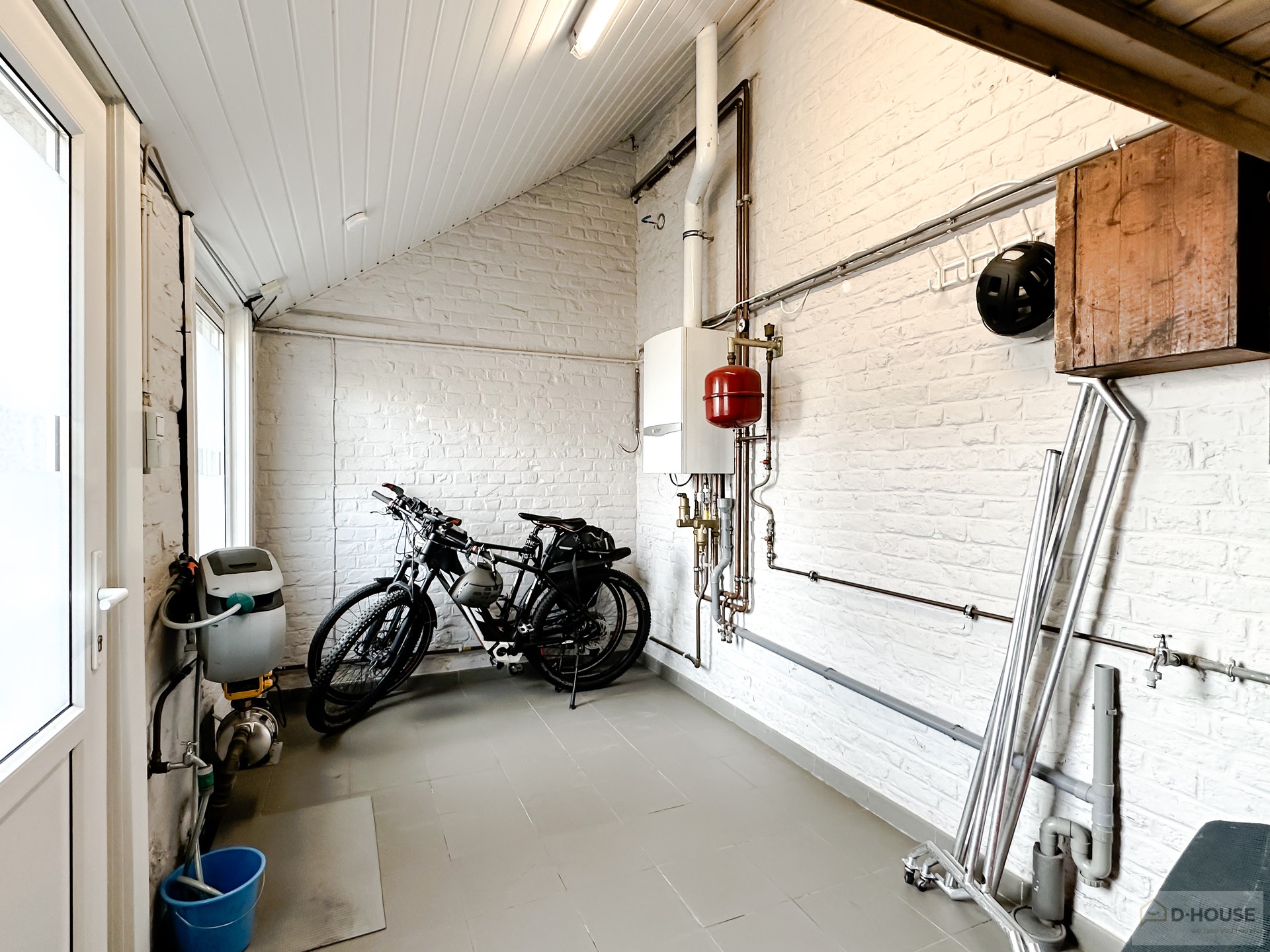 Zéér ruime halfopen woning met garage te Wevelgem. foto 17