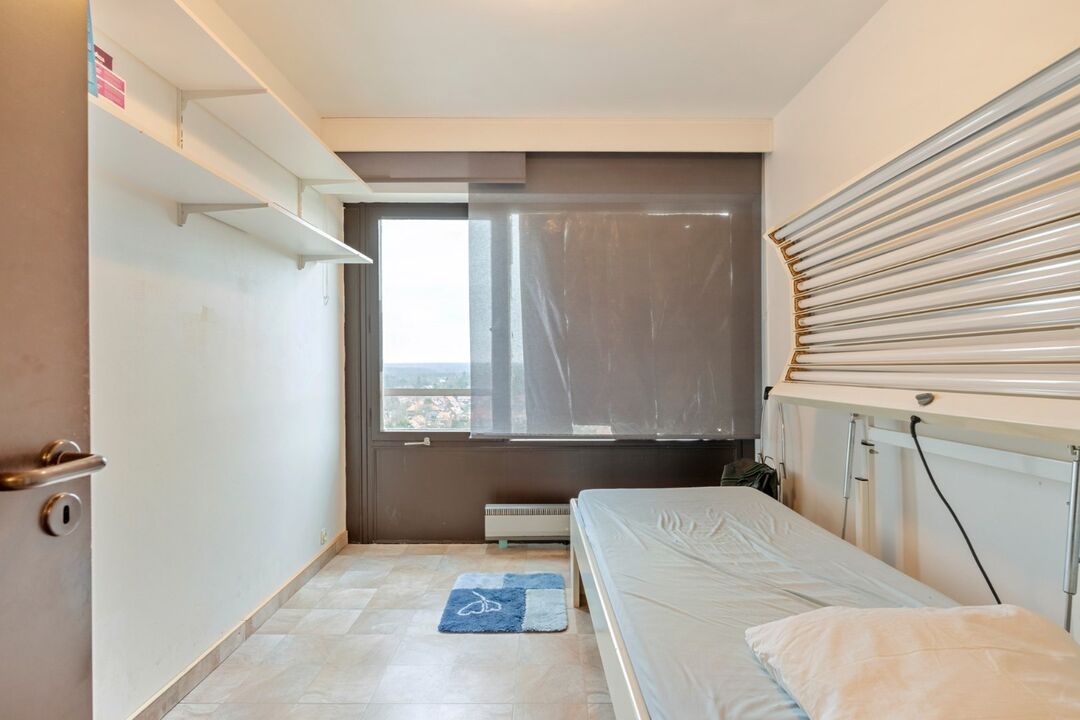 Uitzonderlijk ruim appartement met 4 slaapkamers in Genk. foto 24