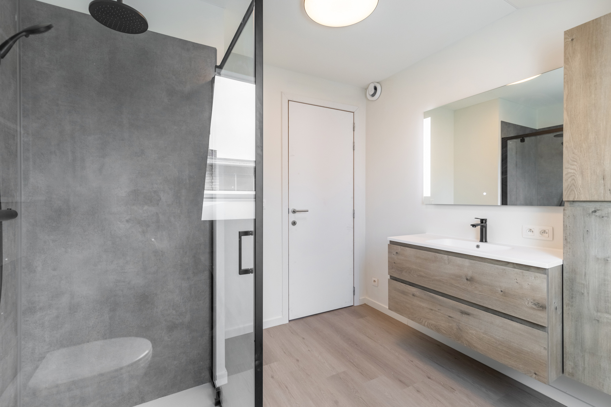 IDEALIS VASTGOED – Charmante en volledig gerenoveerde woning met een gezellige leefruimte, uitgeruste keuken, knappe slaapkamer én ruime badkamer! foto 17
