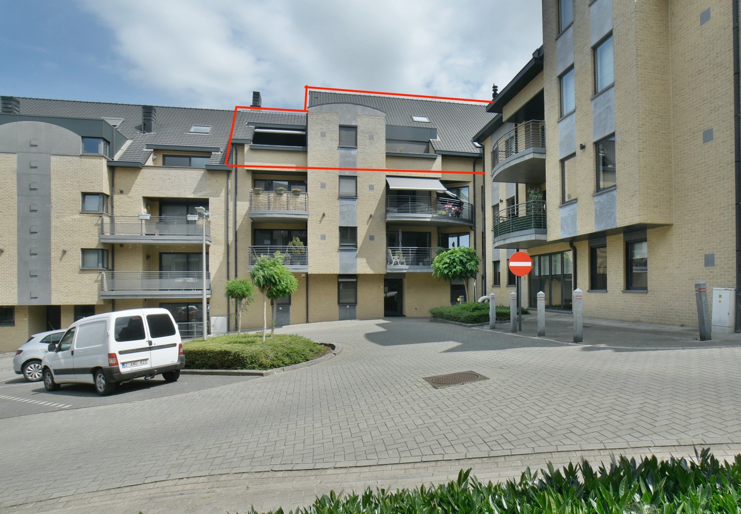 Klassevol penthouse van 318 m² met 4 slaapkamers, 2 badkamers en 2 garages, rustig gelegen in het centrum van Lanaken foto 23