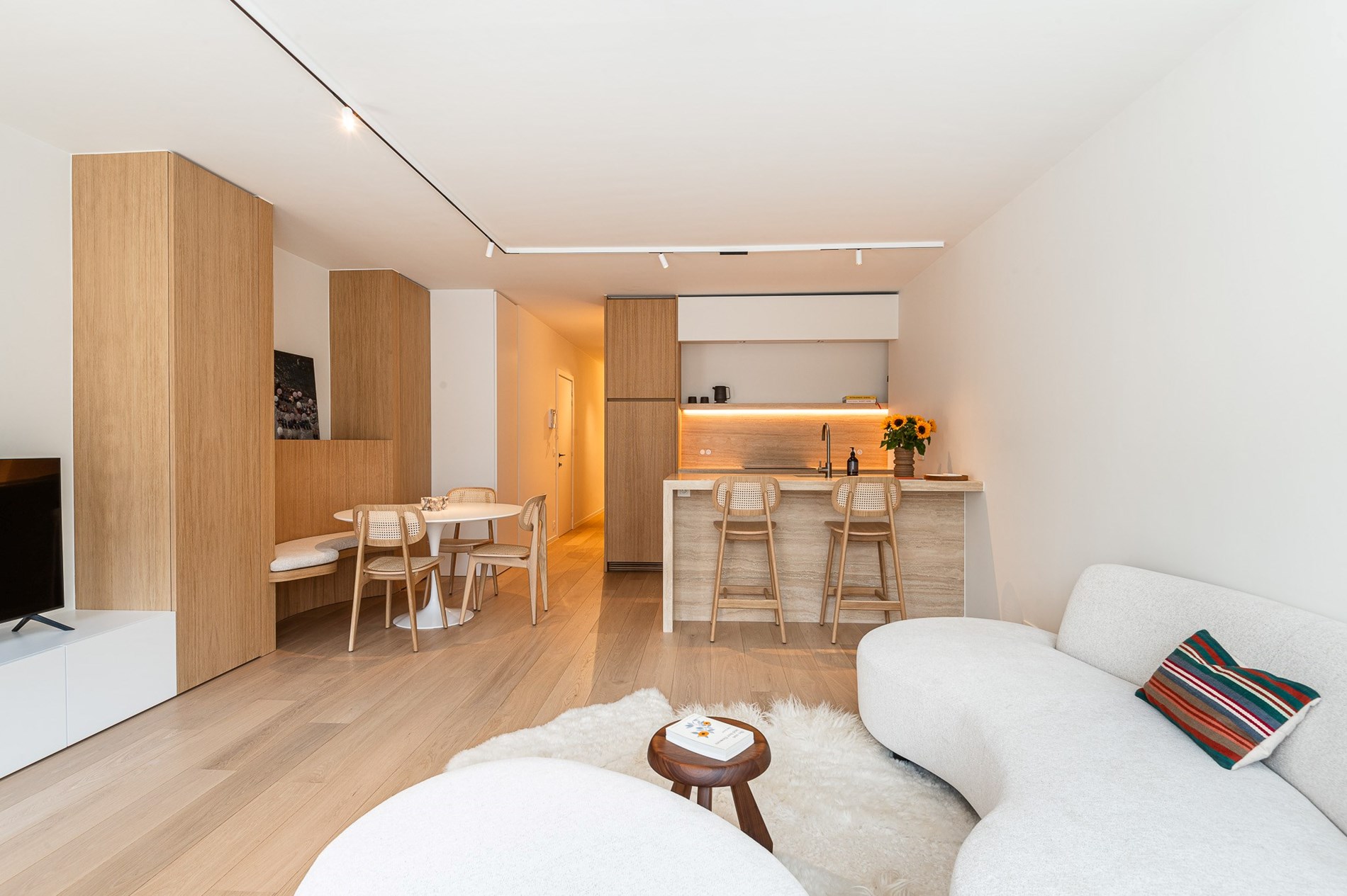 Prachtig gerenoveerd 3-slaapkamer appartement met terras en mooi zijdelings zeezicht gelegen in het centrum van Knokke op enkele meters van het strand.  foto 1