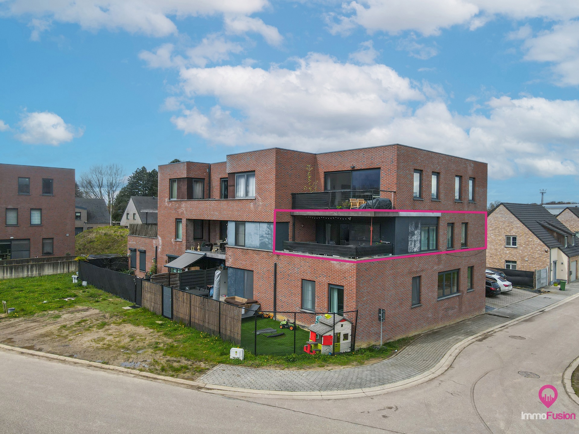 Lichtrijk appartement met inbouwkasten en ruim terras! foto 1