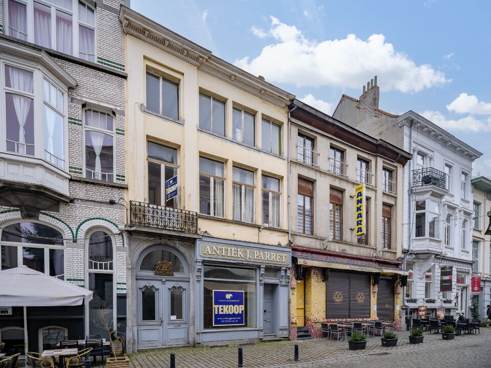 Centrum Gent, toplocatie! Unieke opbrengsteigendom bestaande uit commercieel ruimte met 2 appartementen langs het Oudburg en een loft-woning achteraan palend aan het water. foto 1