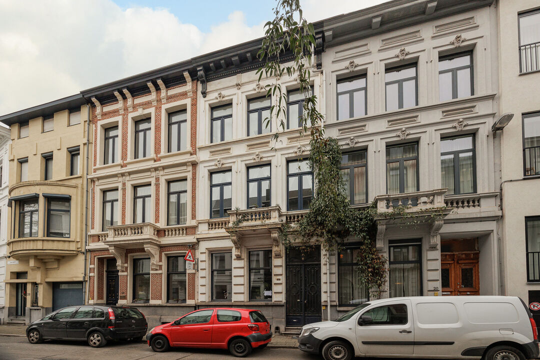In optie: kevin@wellimmo.net voor meer info! Instapklare herenwoning/opbrengsteigendom (291m²) met prachtige stadstuin op een uiterst centrale en rustige locatie te Antwerpen foto 1