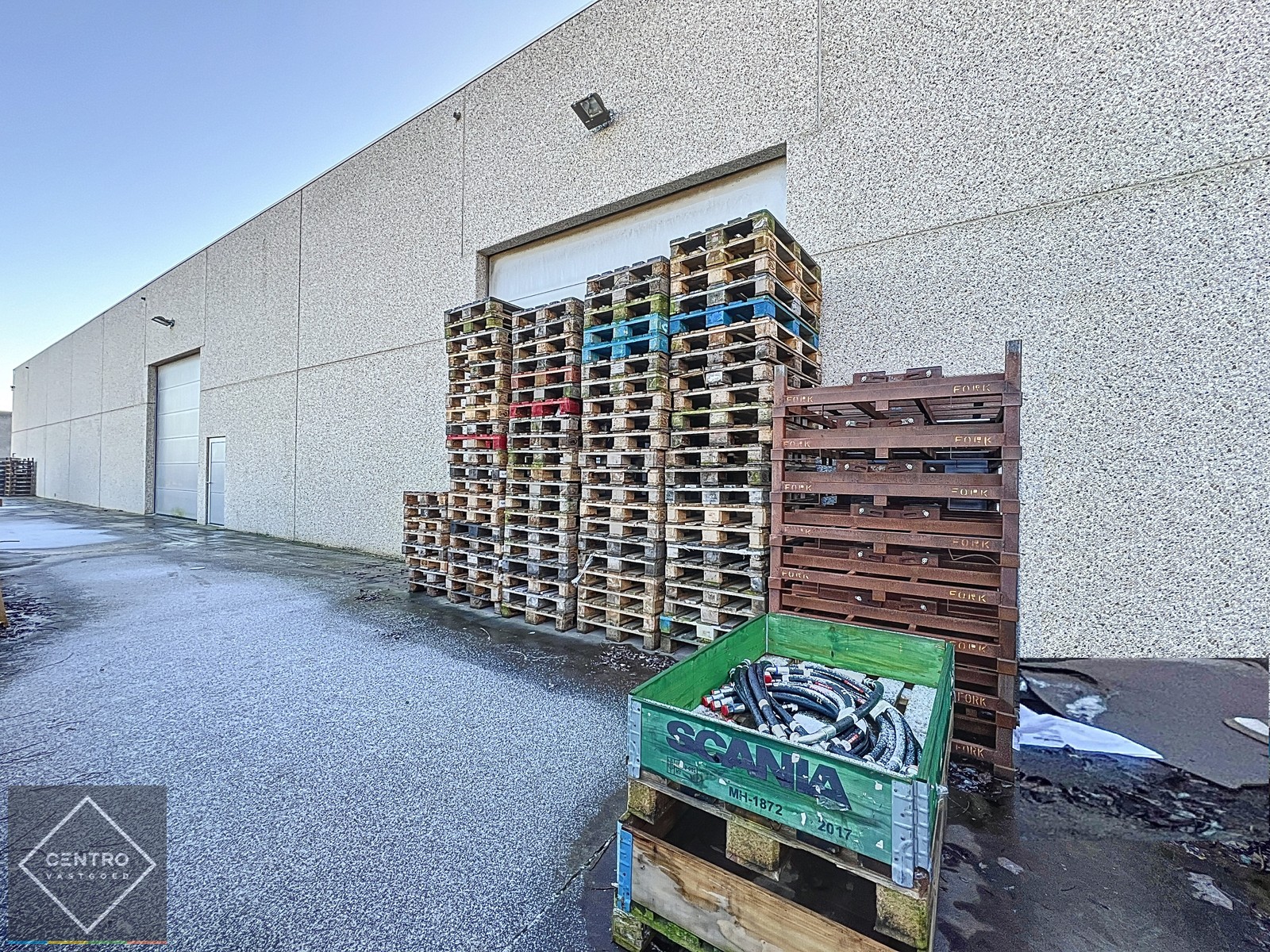 Instapklaar BEDRIJFSGEBOUW bestaande uit een geïsoleerd MAGAZIJN (1.250m²) met ROLBRUG (6,3T) én KANTOOR (100m²). Voldoende parkeergelegenheid op het terrein. Op ambachtelijke zone te Oostrozebeke. foto 13