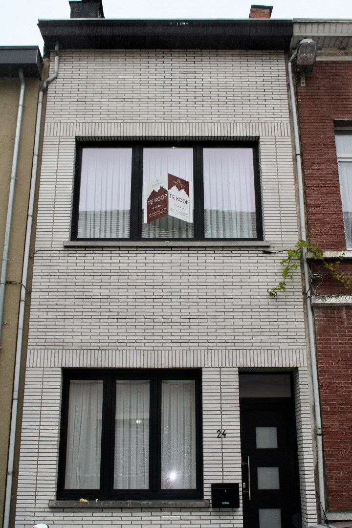 Ontdek de ultieme stadservaring: Volledig gerenoveerde, instapklare stadswoning met vier slaapkamers in Borgerhout! foto 1