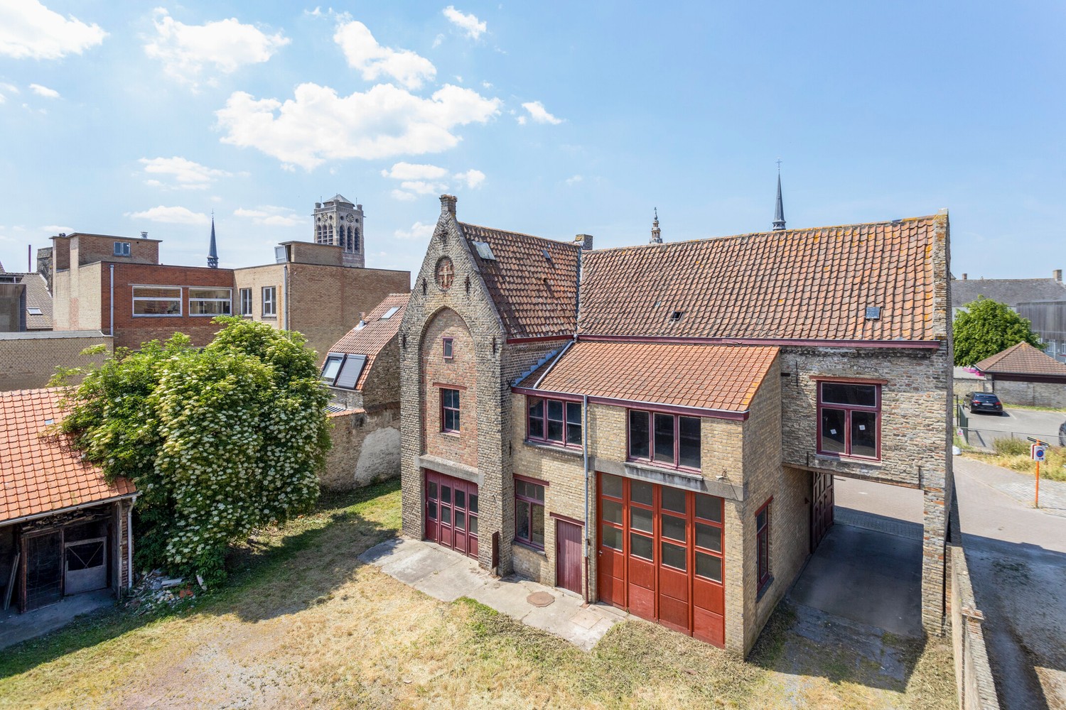 VEURNE: Historisch gebouw (reeds vermeld begin 15de eeuw, verbouwd in 1716) met meerdere garages pal in het centrum van Veurne op 673m² grondoppervlakte. foto 25