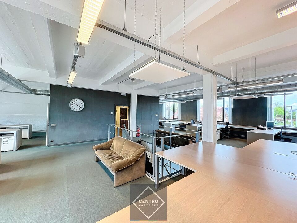 BEMEUBELDE trendy, lichtrijke kantoorruimte  te huur in centrum Roeselare ! foto 9