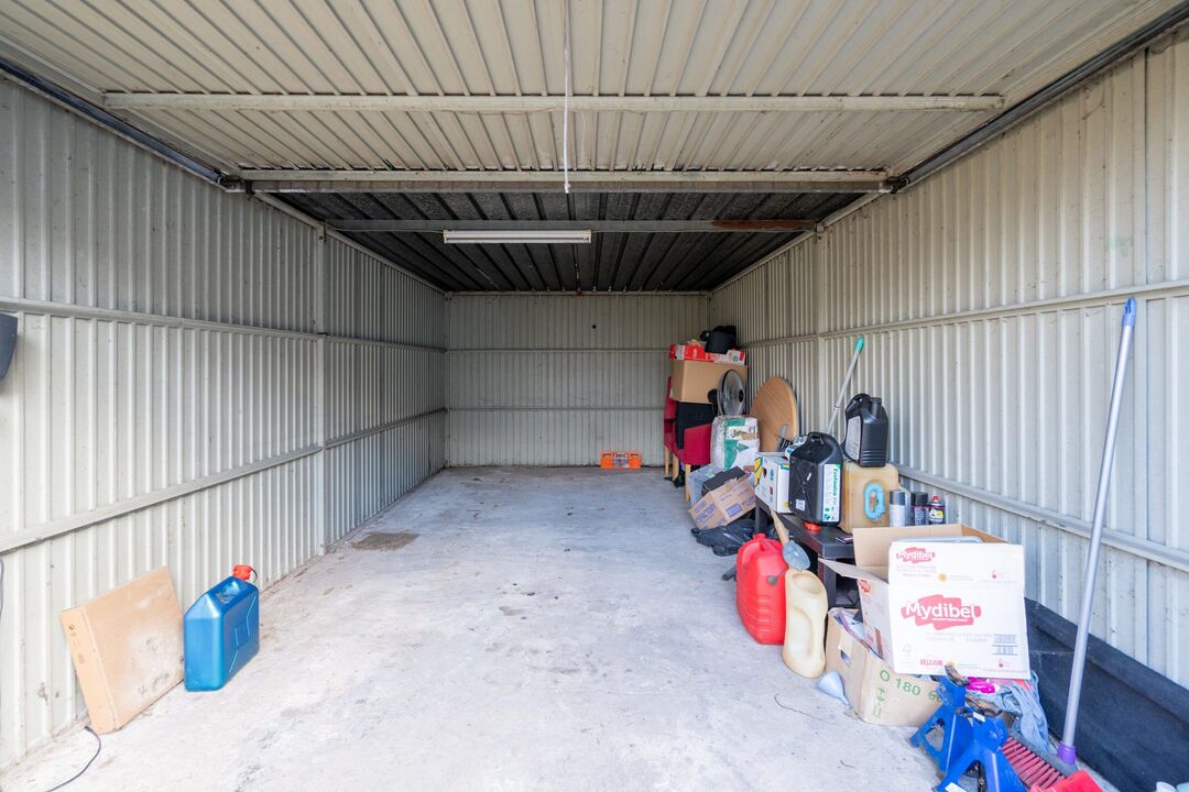 Te renoveren halfopen bebouwing met ruime garage  foto 16