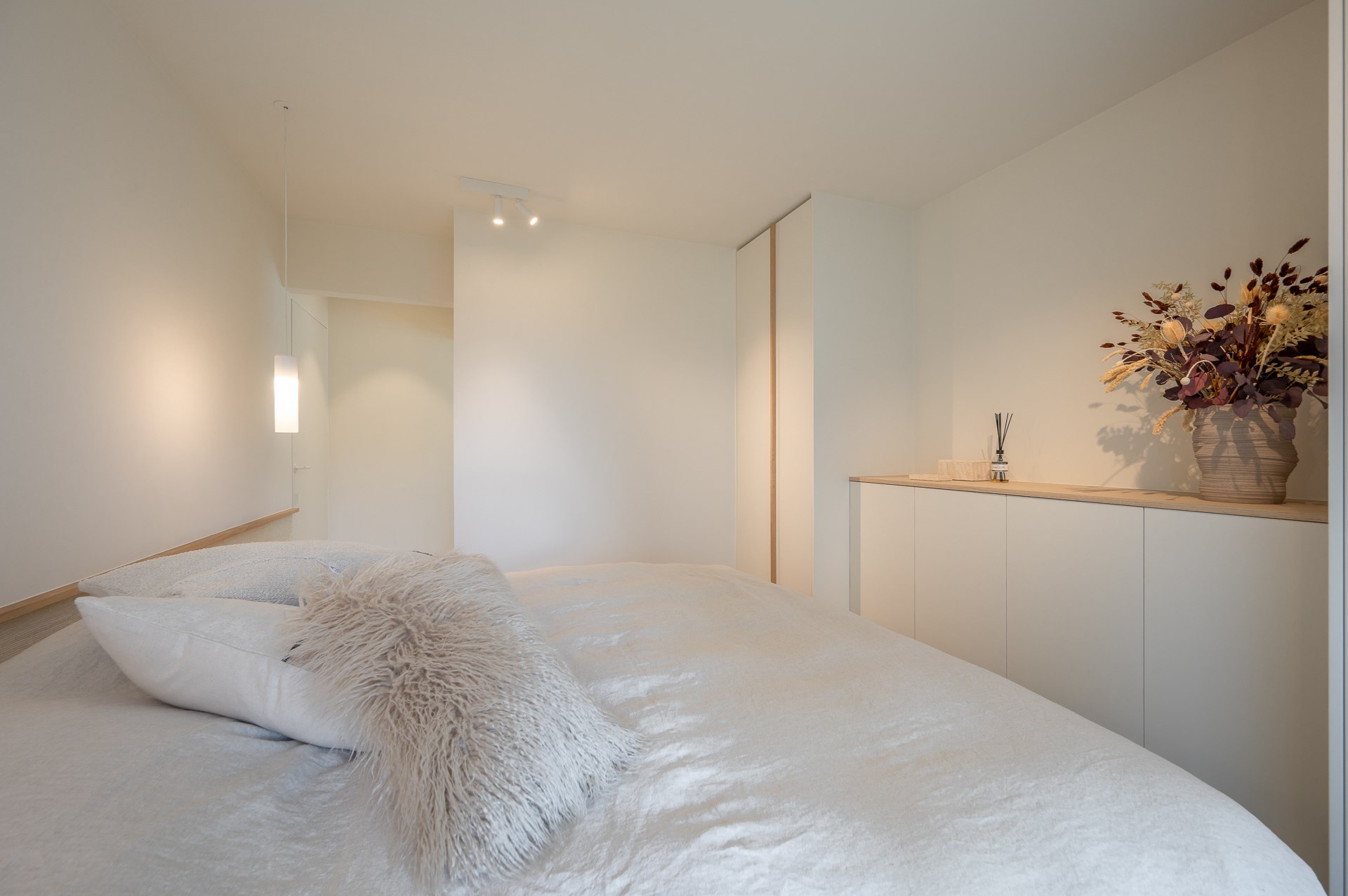 Stijlvol en luxueus gerenoveerd gelijkvloers appartement met twee slaapkamers gelegen op enkele minuten van het strand te Duinbergen.  foto 17