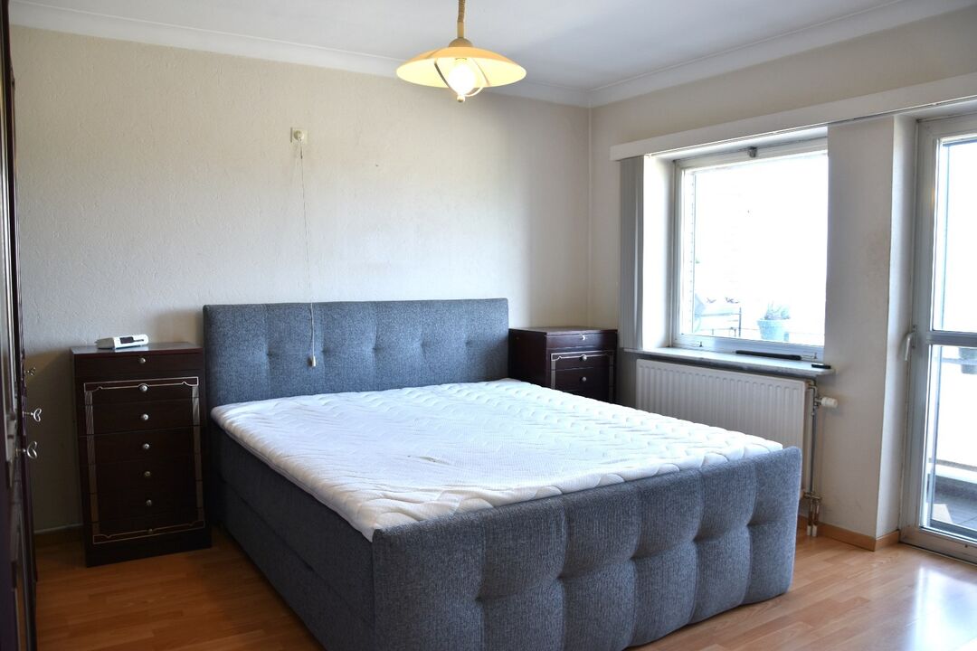 Ruim 3-slaapkamer appartement op de 4de verdieping met kelderberging en autostaanplaats te koop in Harelbeke foto 9