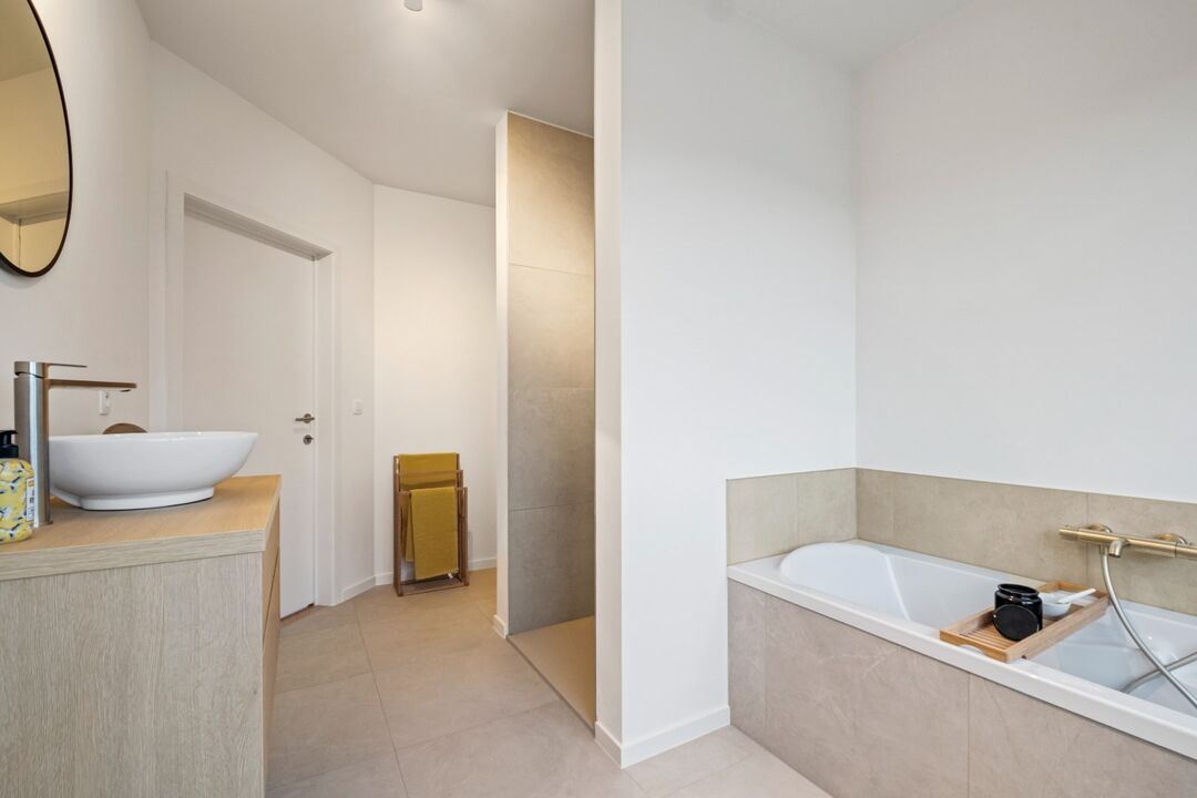 Lichtrijke, energiezuinige woning met 4 slaapkamers, 2 badkamers en grote tuin in Kortrijk foto 20