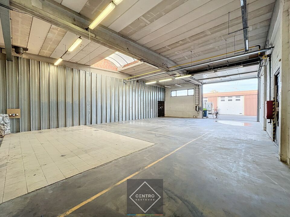 Goed gelegen MAGAZIJN/WERKPLAATS  (ca. 220 m²) met parkeerplaats op bedrijfssite te Roeselare (Rumbeke). foto 2