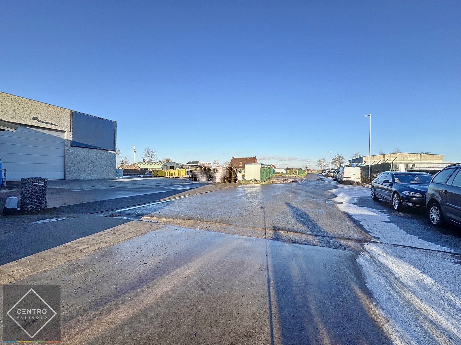 Instapklaar BEDRIJFSGEBOUW bestaande uit een geïsoleerd MAGAZIJN (1.250m²) met ROLBRUG (6,3T) én KANTOOR (100m²). Voldoende parkeergelegenheid op het terrein. Op ambachtelijke zone te Oostrozebeke. foto 14