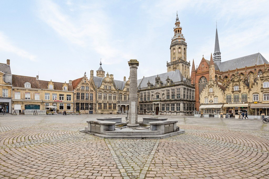 VEURNE: Commercieel gelegen investeringspand, handelsgelijkvloers van ca 120m² met terras in dé winkelstraat in het historisch centrum van Veurne (verhuurd). foto 11