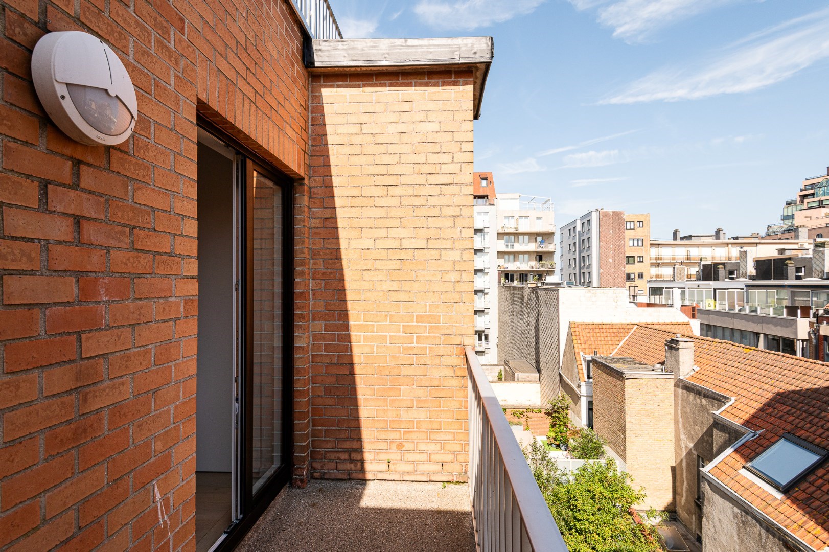 Prachtig gerenoveerd, zonnig appartement met zijdelings zeezicht, centraal gelegen vlakbij het Rubensplein. Mogelijkheid tot aankoop parking in het gebouw. foto 27