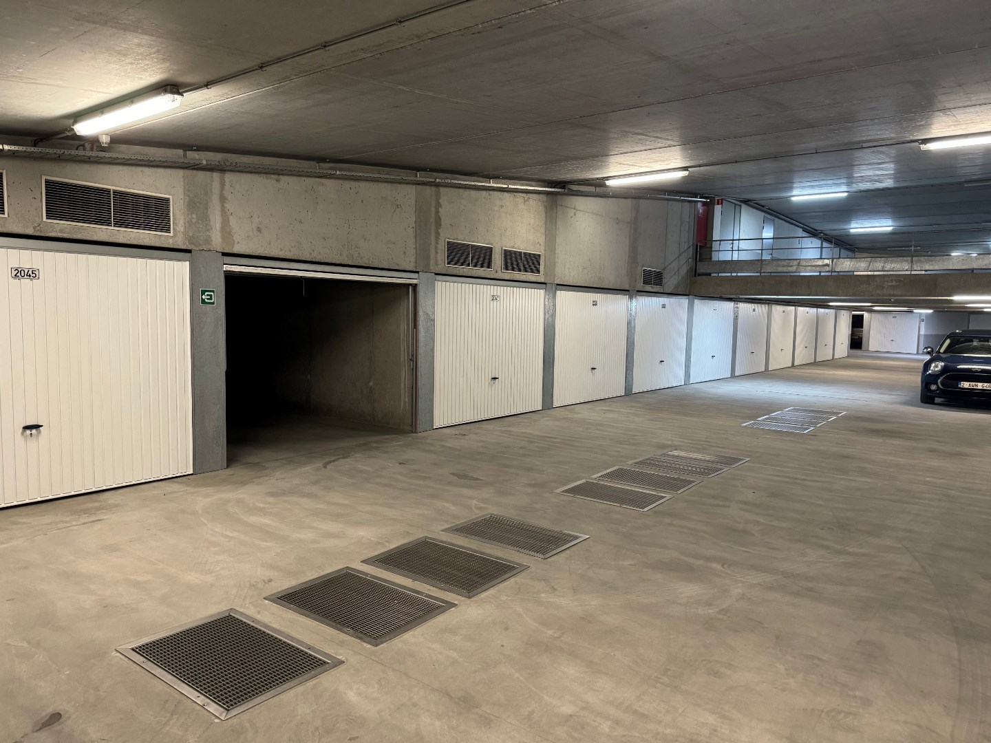 Centraal gelegen dubbele garagebox voor 2 auto's foto 2