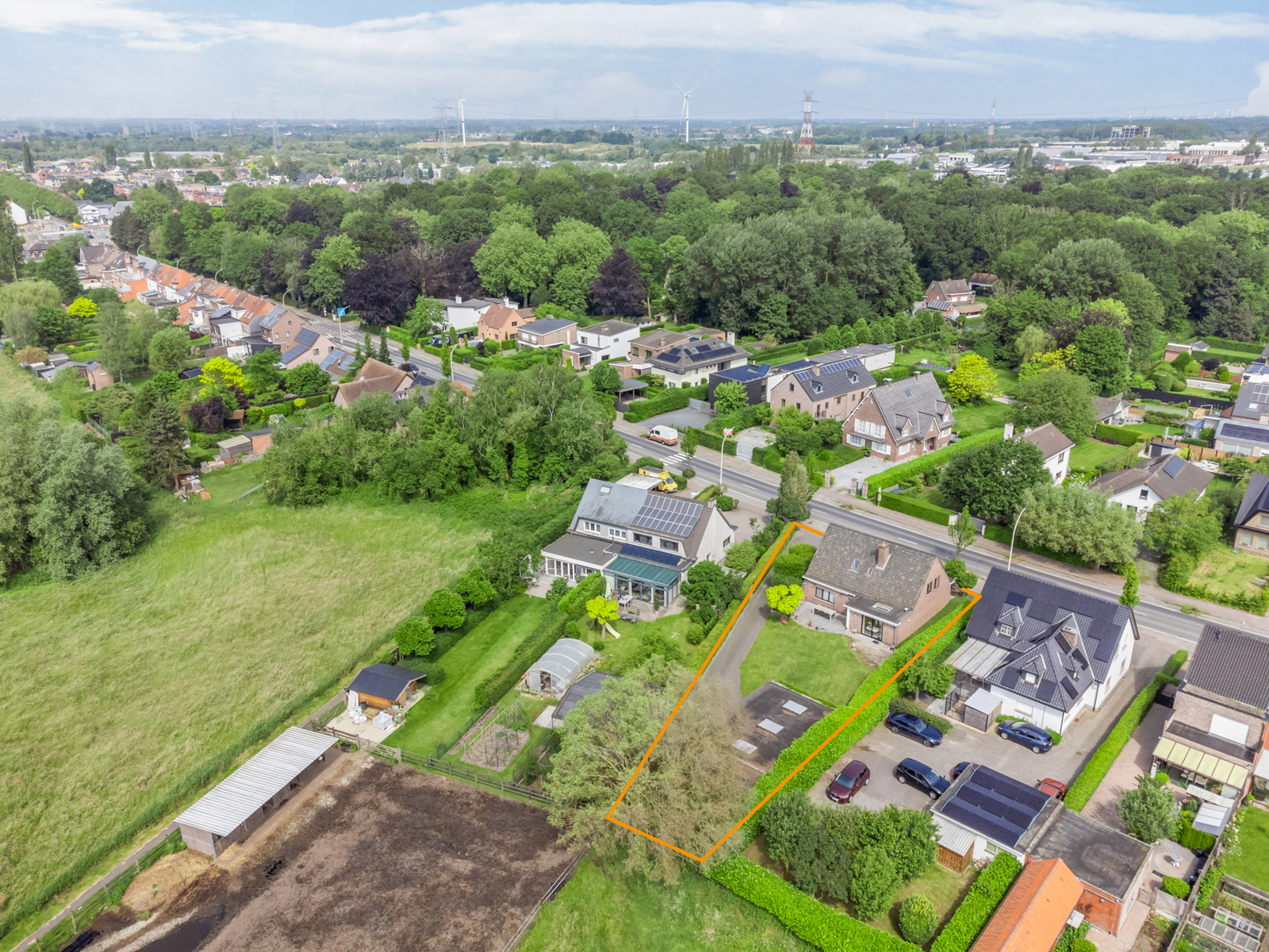 Commercieel gelegen vrijstaande woning met 3 garages/magazijn foto 14