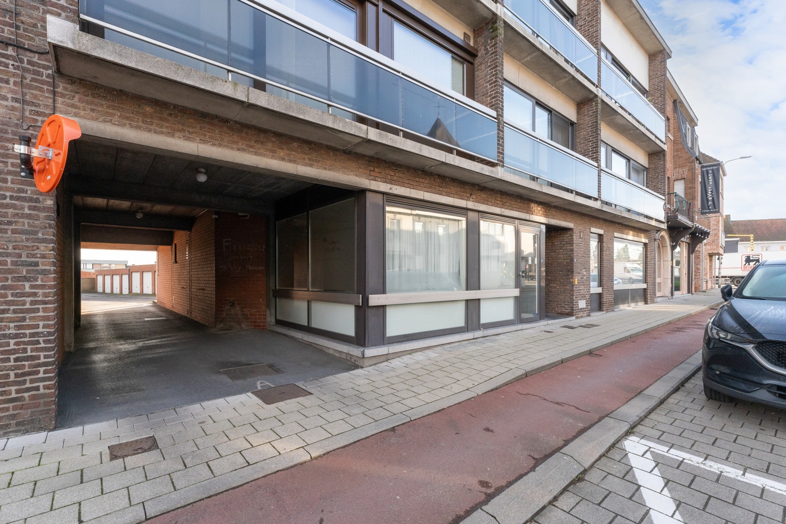 Centraal gelegen handelspand/appartement met garage te Sint-Eloois-Vijve! foto 16