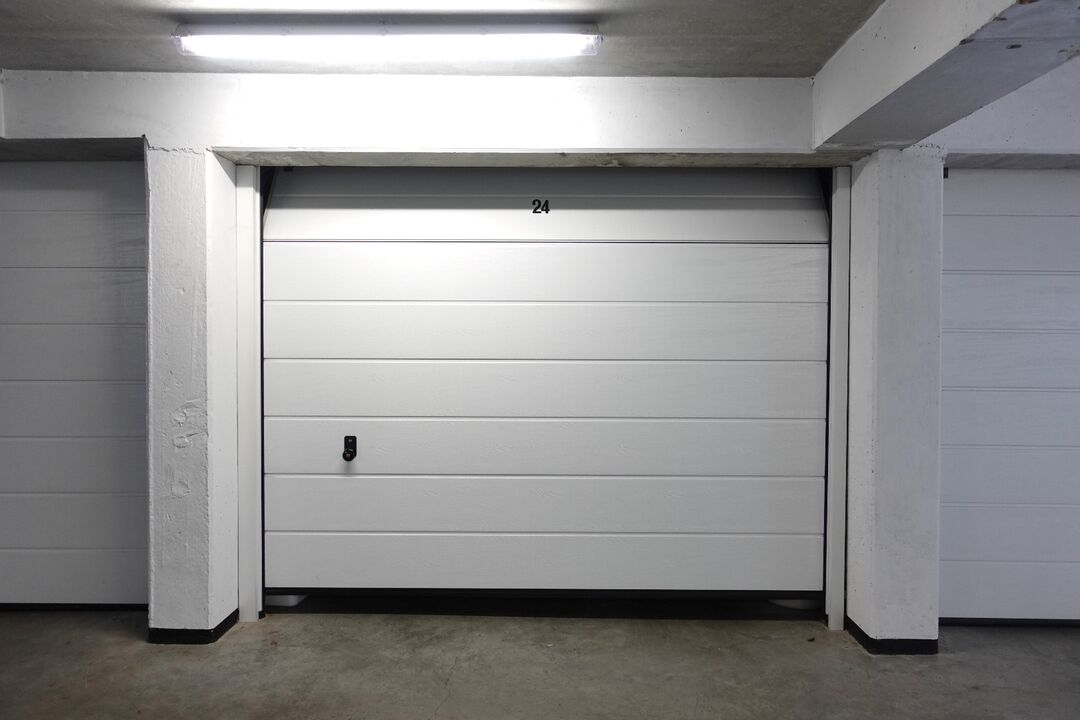 Uitstekend gelegen garagebox in Aartrijke foto 1