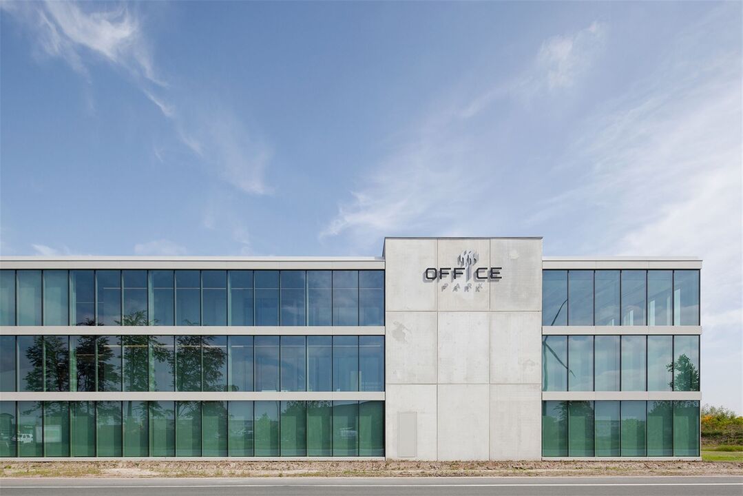 Unieke en duurzame BEN-kantoorruimte van 445m² op uitstekende locatie met grote visibiliteit foto 2