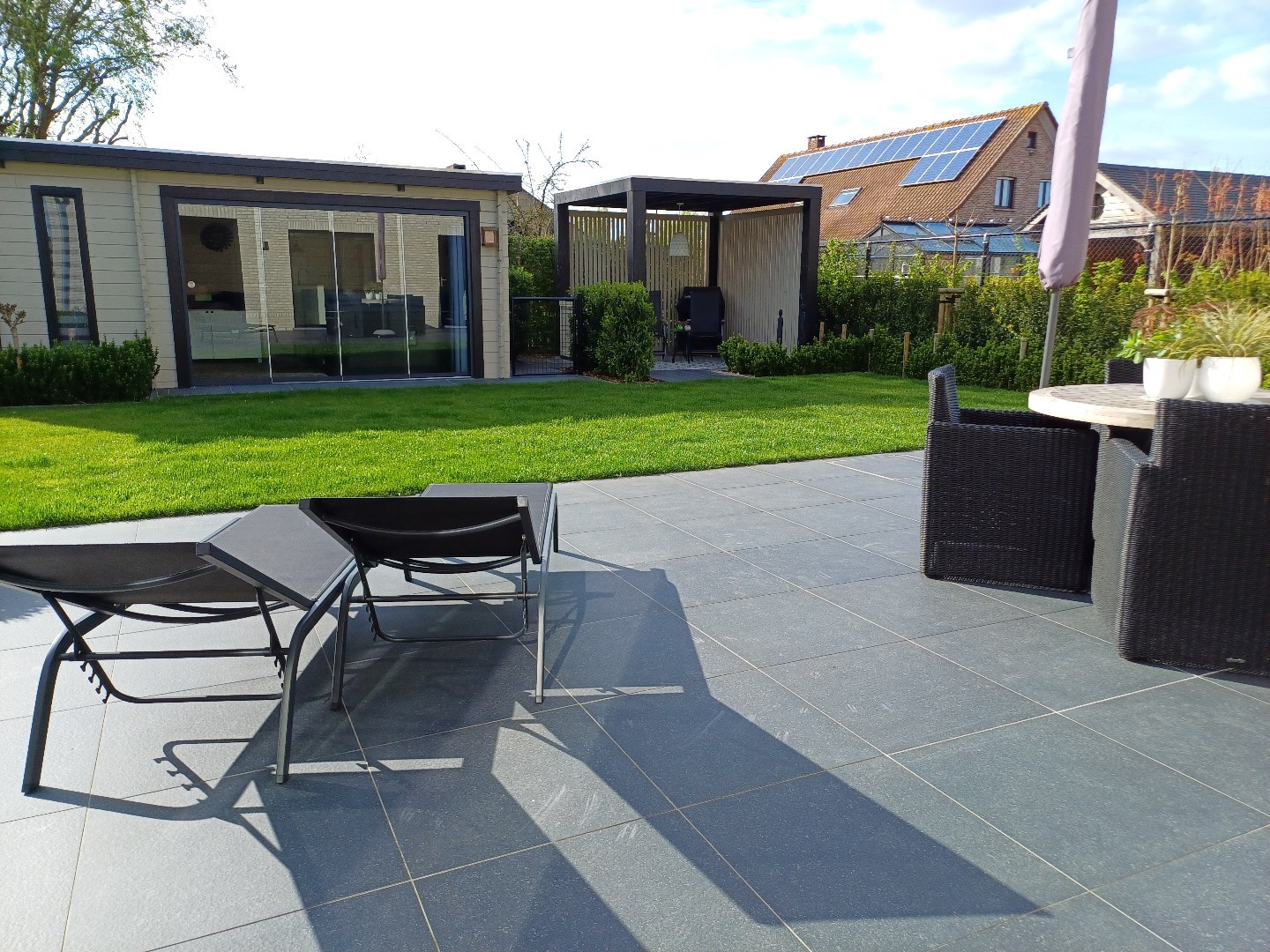 Nieuwe, super energiezuinige villa met vijf slaapkamers en zonnige tuin in doodlopende straat te Maldegem.  foto 1